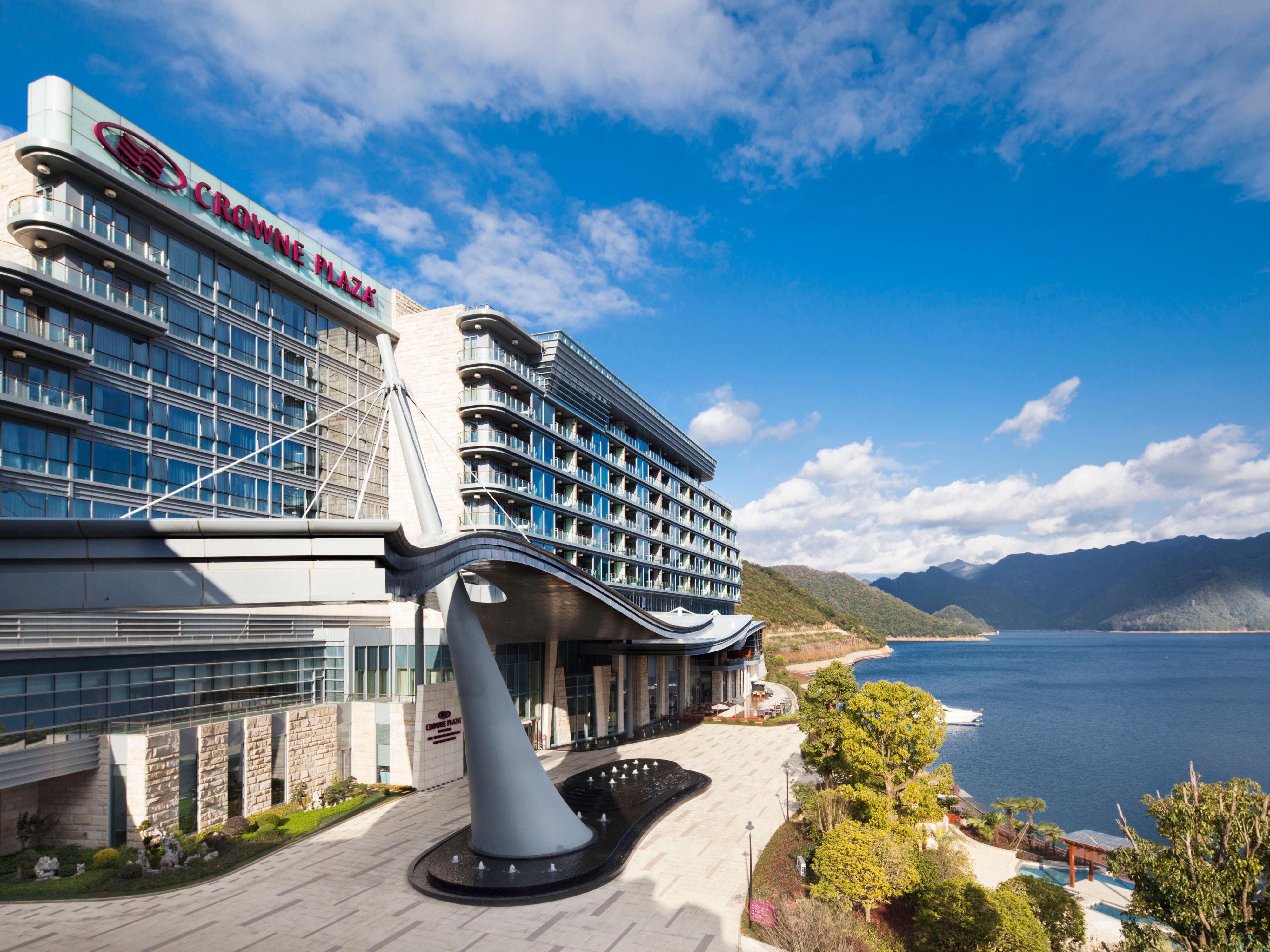 Surrounded by attractive views of one thousand island lakes and mountains, the hotel features a natural and picturesque environment. The specially designed architecture as a luxury cruise is always prepared to impress guests. The hotel aims to present nature travel and high qualified lifestyle experience for every guest.