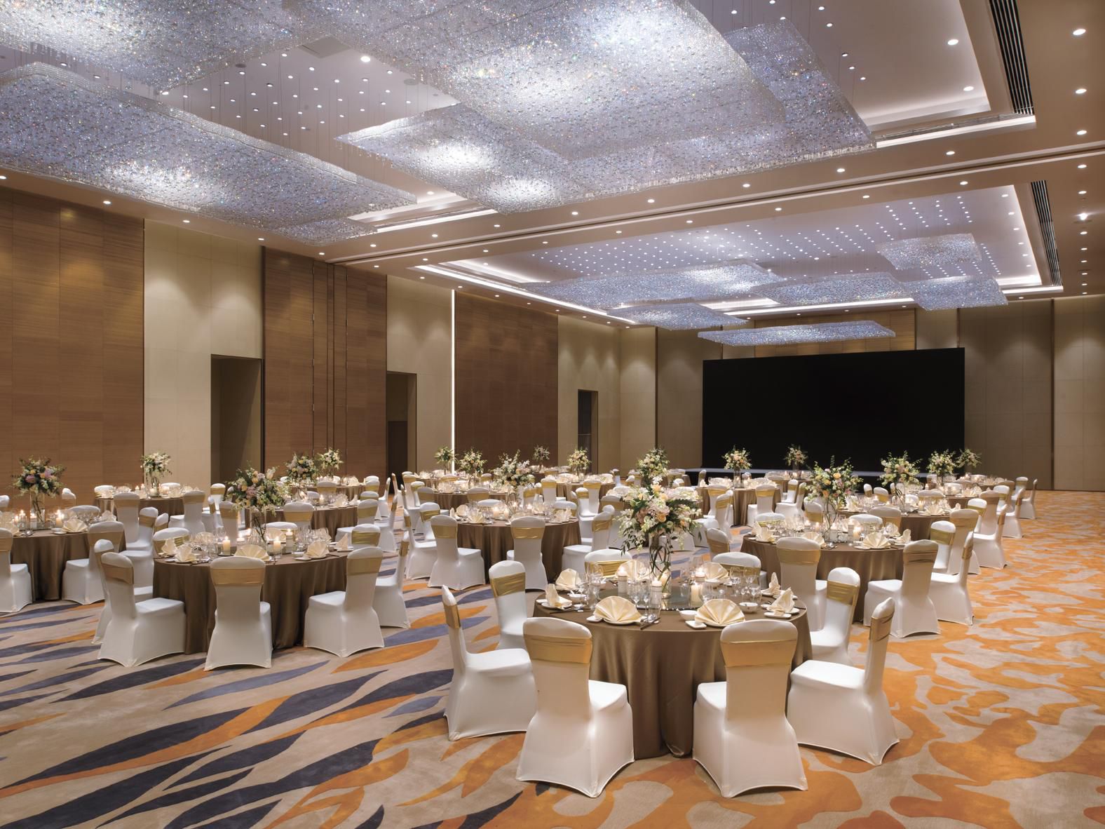 Our meeting facilities offer 1,550 square metres of meeting and function space with one ballrooms and nine versatile smaller meeting rooms to cater to as many as 700 guests in one room. All of the meeting facilities have natural daylight making them conducive for conducting meetings, conferences and training sessions.