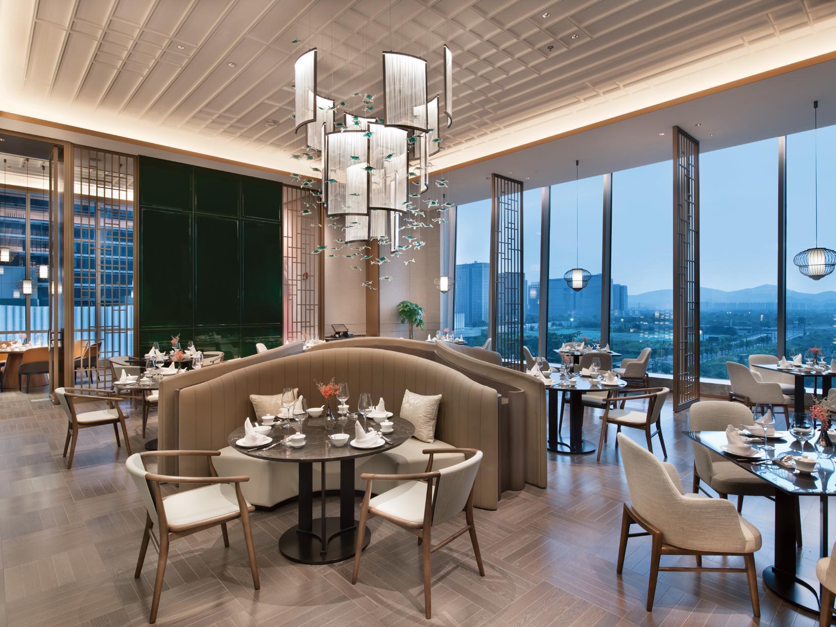 Cai Feng Lou’s design inspired by the bird cultural elements, both integrates tradition and modernity, highlights the exquisite modern sense, and leads the elegant style of modern catering. The unique dining experience is the best ideal place for family and friends to gather and do business. The restaurant offers Hangzhou Cuisine as well as fusion.
