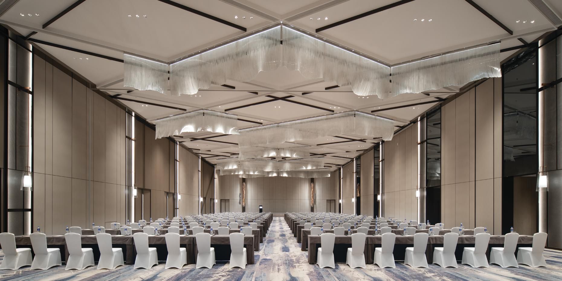 More than 3000 square meters of multi-functional meeting space across 6 rooms.This includes our 1300 square meter grand ballroom with 8-meter ceilings and accommodation for 1100 people,the main ballroom can be divided into three independent rooms.What’s more, the Crowne Plaza Meetings Director and events team will tailor our facilities to suit your