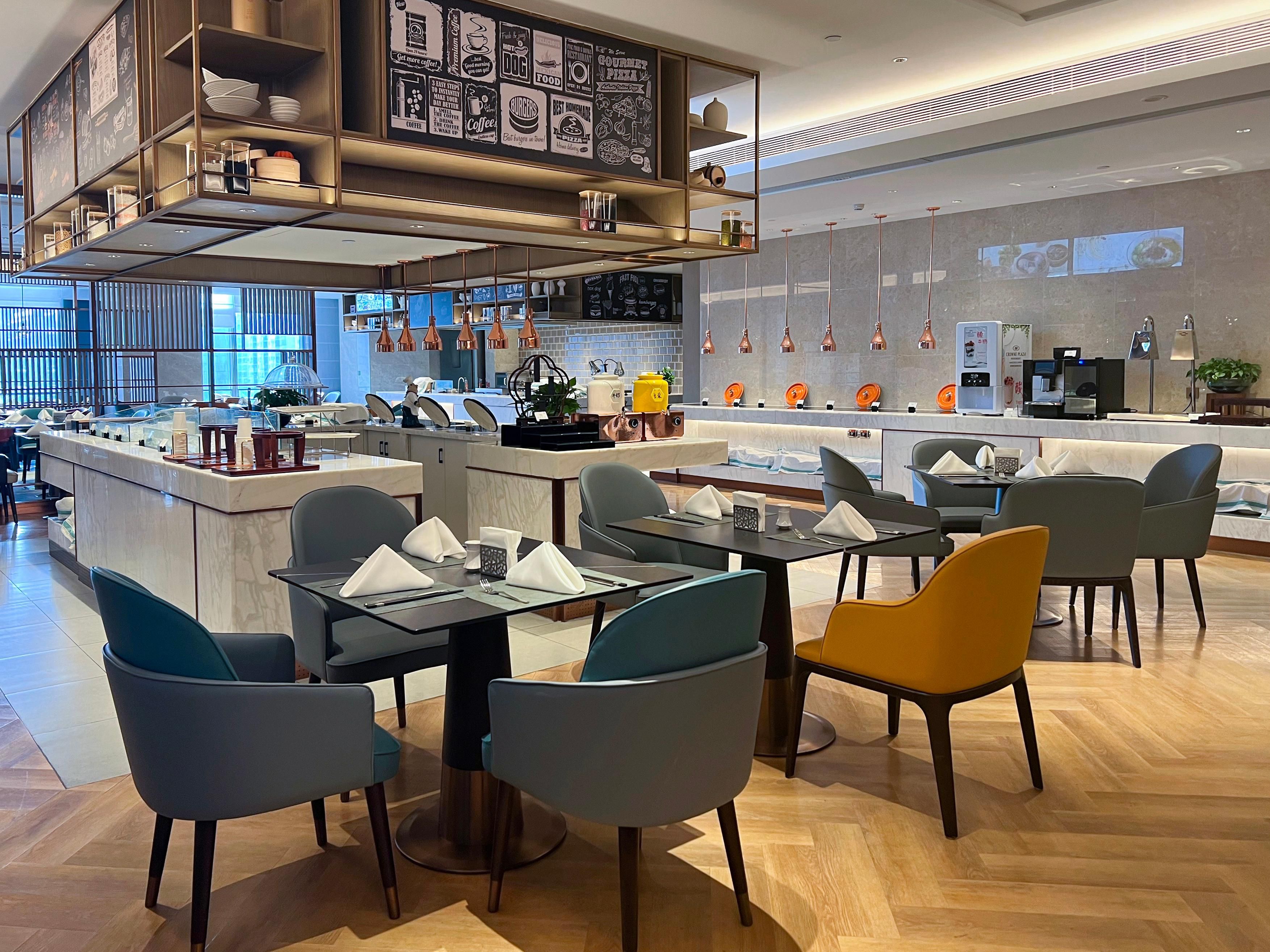 3 Restaurants and Bars, each with its characteristics: Bonfire All-Day Restaurant offers a variety of buffet dinners and global zero cuisine. SHI Chinese Restaurant offers authentic Jiangsu and Zhejiang cuisine and Cantonese cuisine.