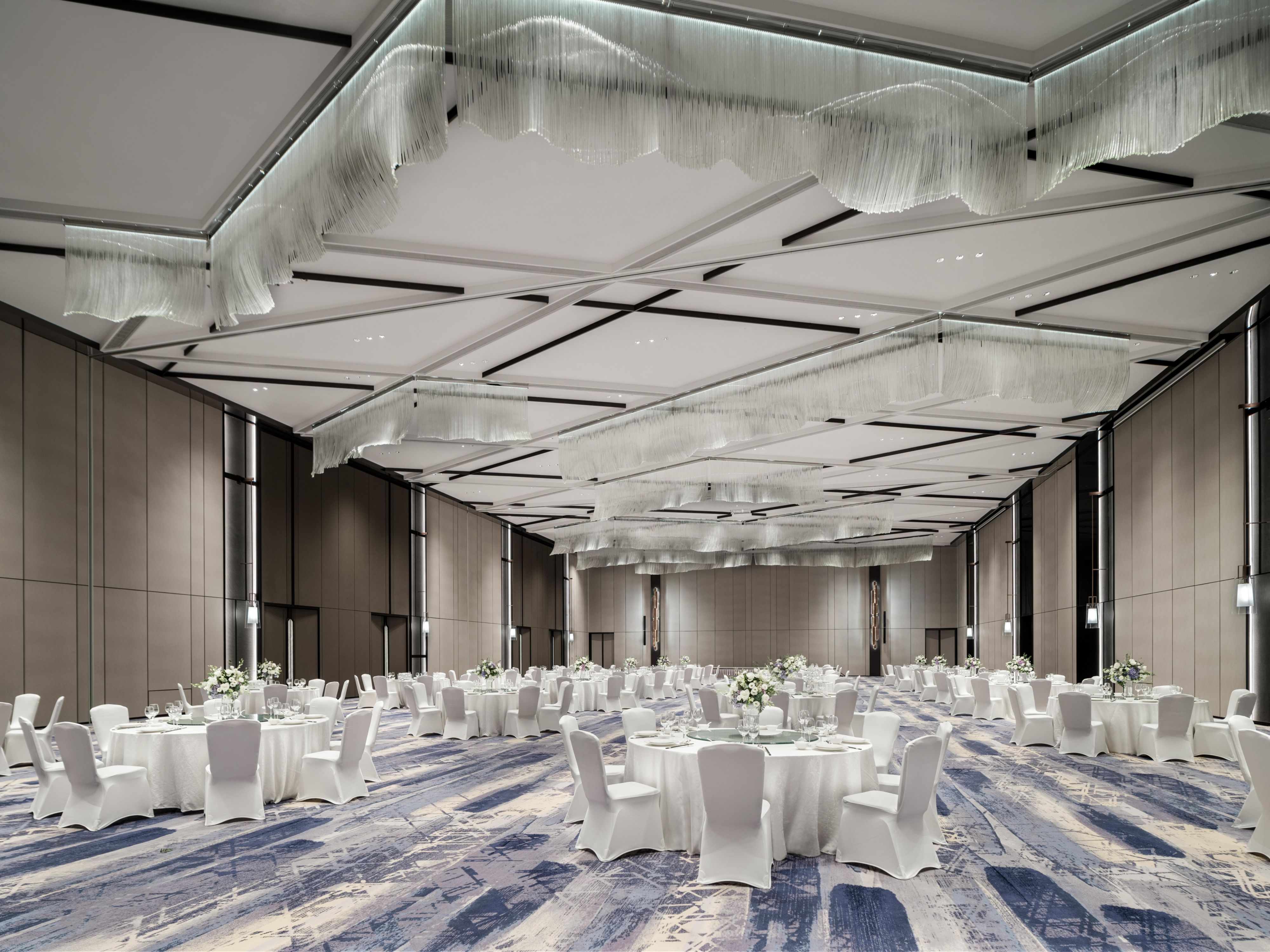 More than 2600 square meters of multi-functional meeting space across 6 rooms.This includes our 1300 square meter grand ballroom with 8-meter ceilings and accommodation for 1100 people,the main ballroom can be divided into three independent rooms.