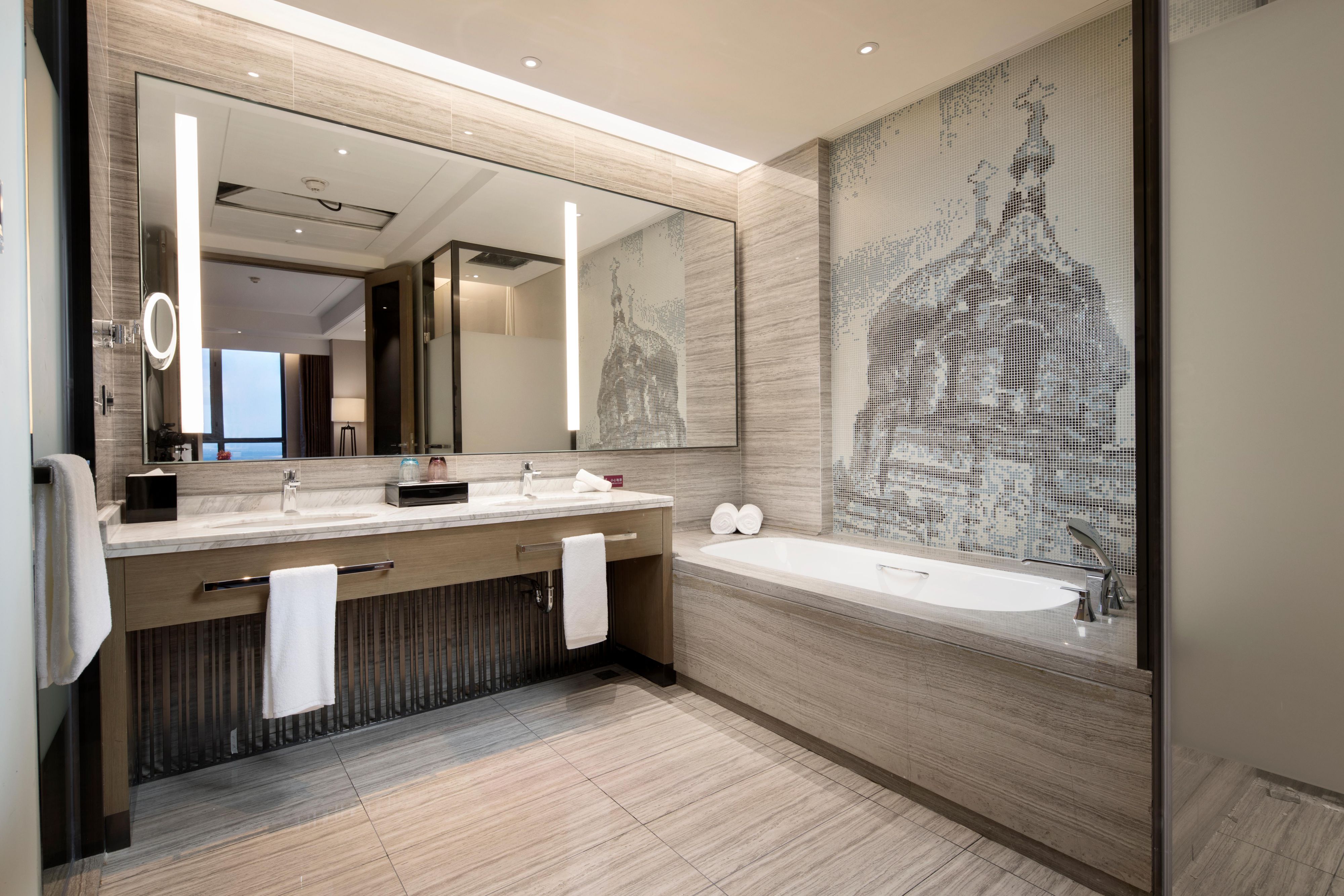 Crowne Plaza Superior Suite Bathroom