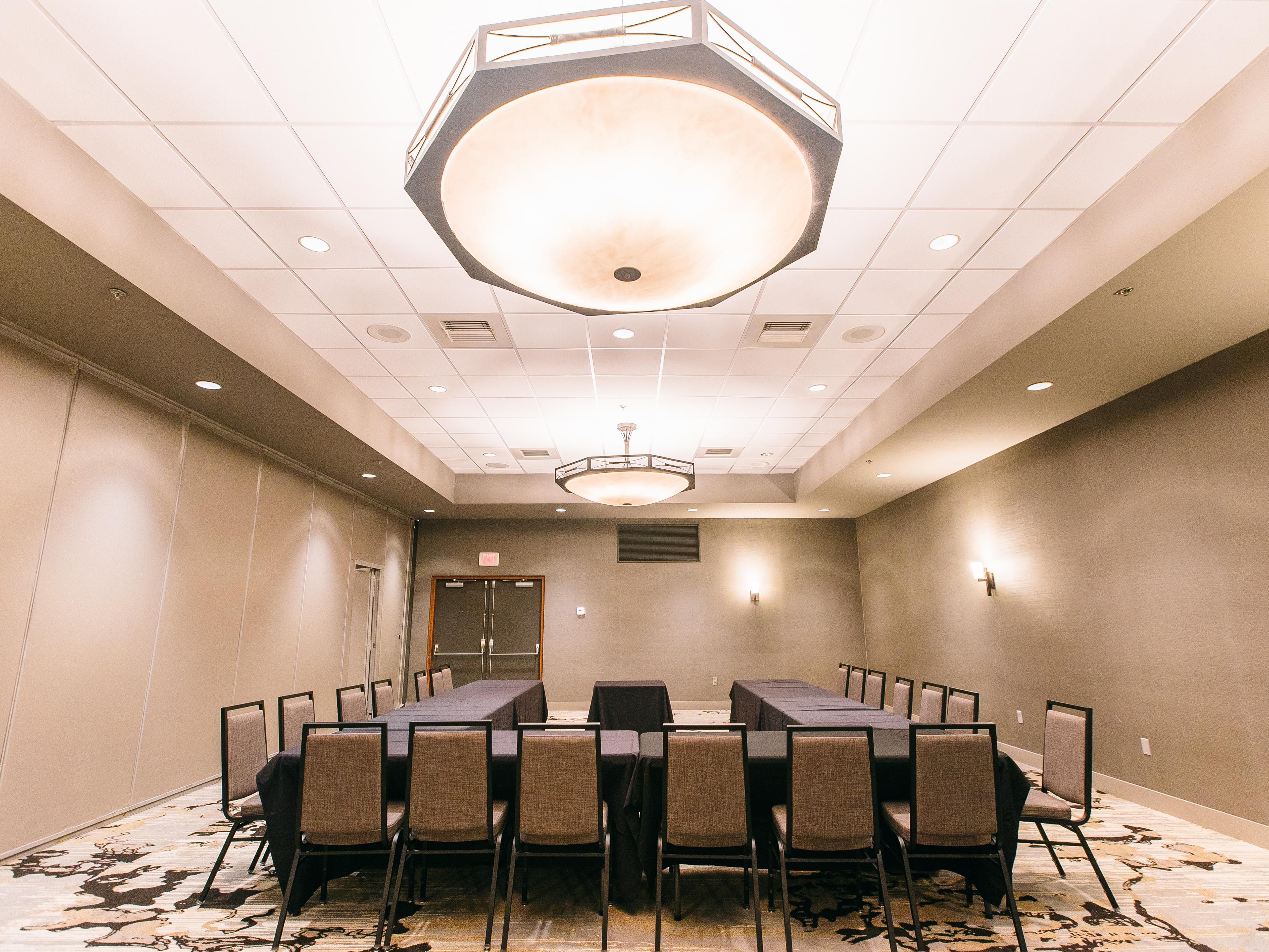 From business meetings to seminars to galas, host your next signature event in our hotel's flexible meeting space. With 10,000 square feet, our conference rooms are  outfitted with audiovisual technology to ensure successful meetings. Our hotel's Meetings Director will help you plan a wonderful event for your guests.