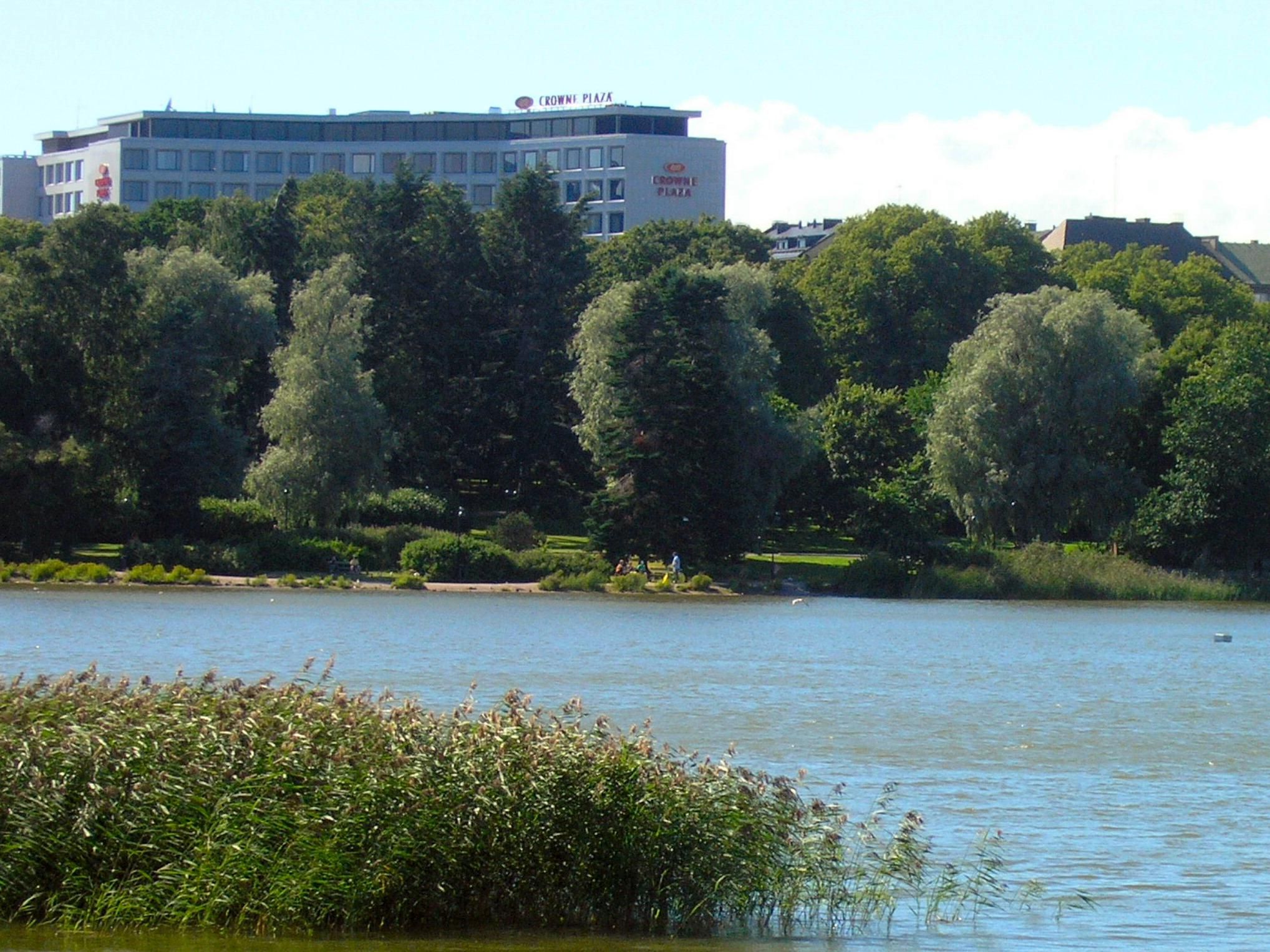 crowne-plaza-helsinki-hesperia-helsinki-business-hotel-with-pool