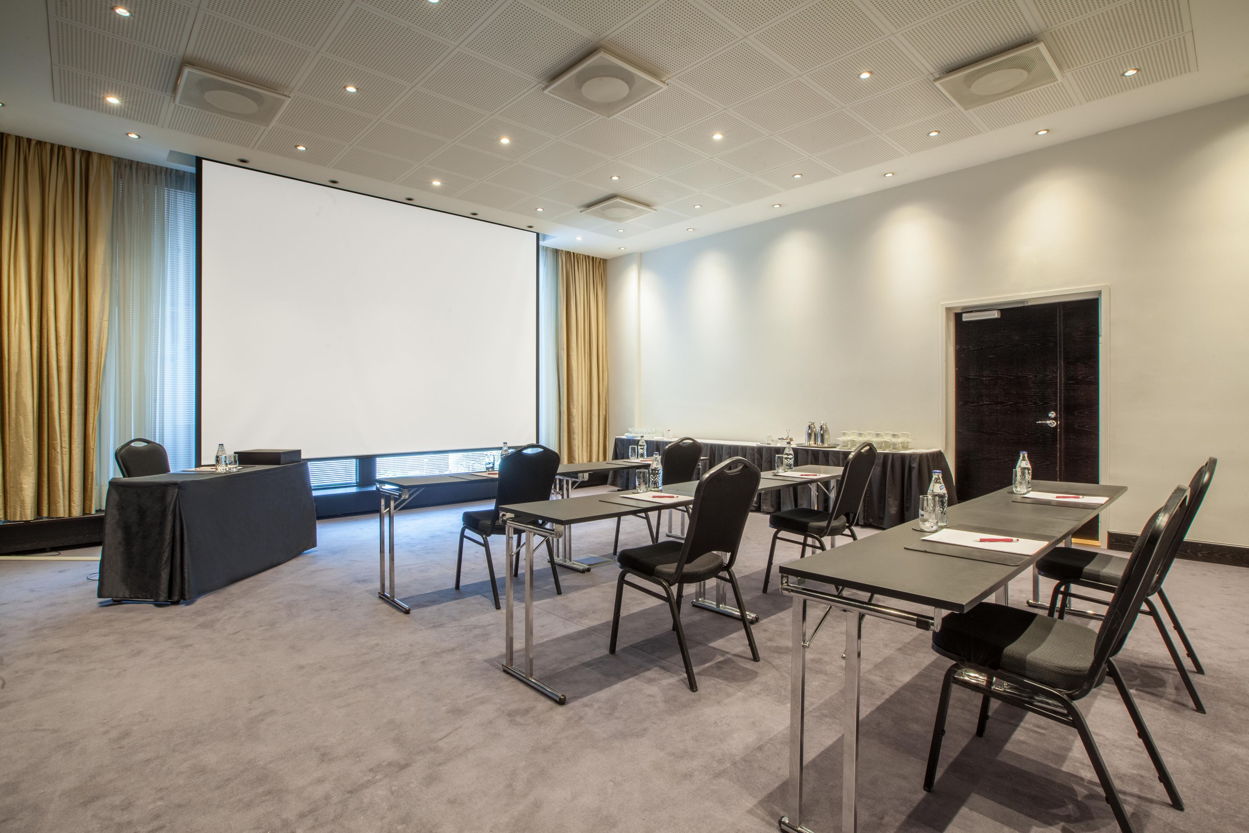 Meeting room 10 with 50m2 space is for up to 60 people
