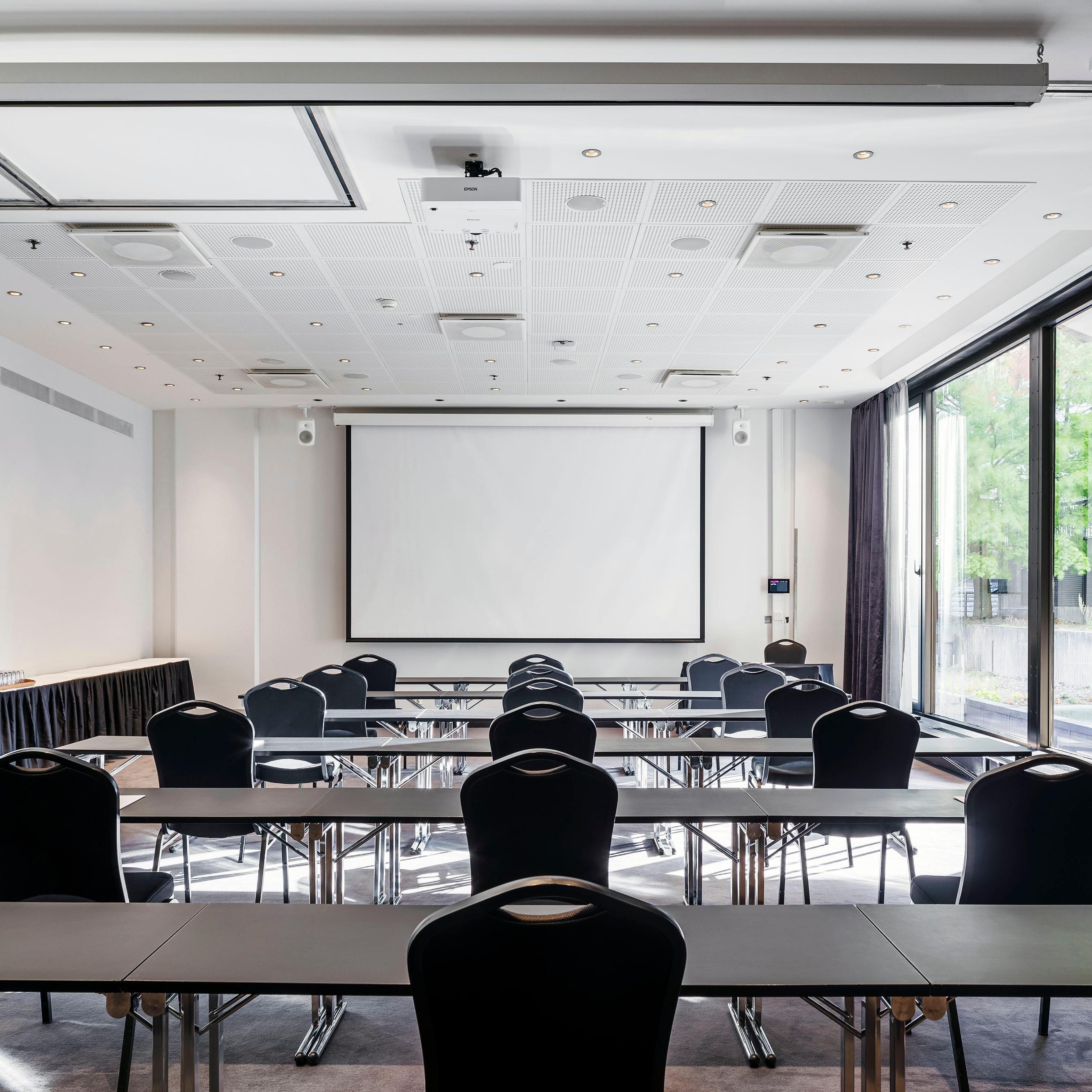 Arkadia 2-3 meeting room | Sample set-up with social distancing