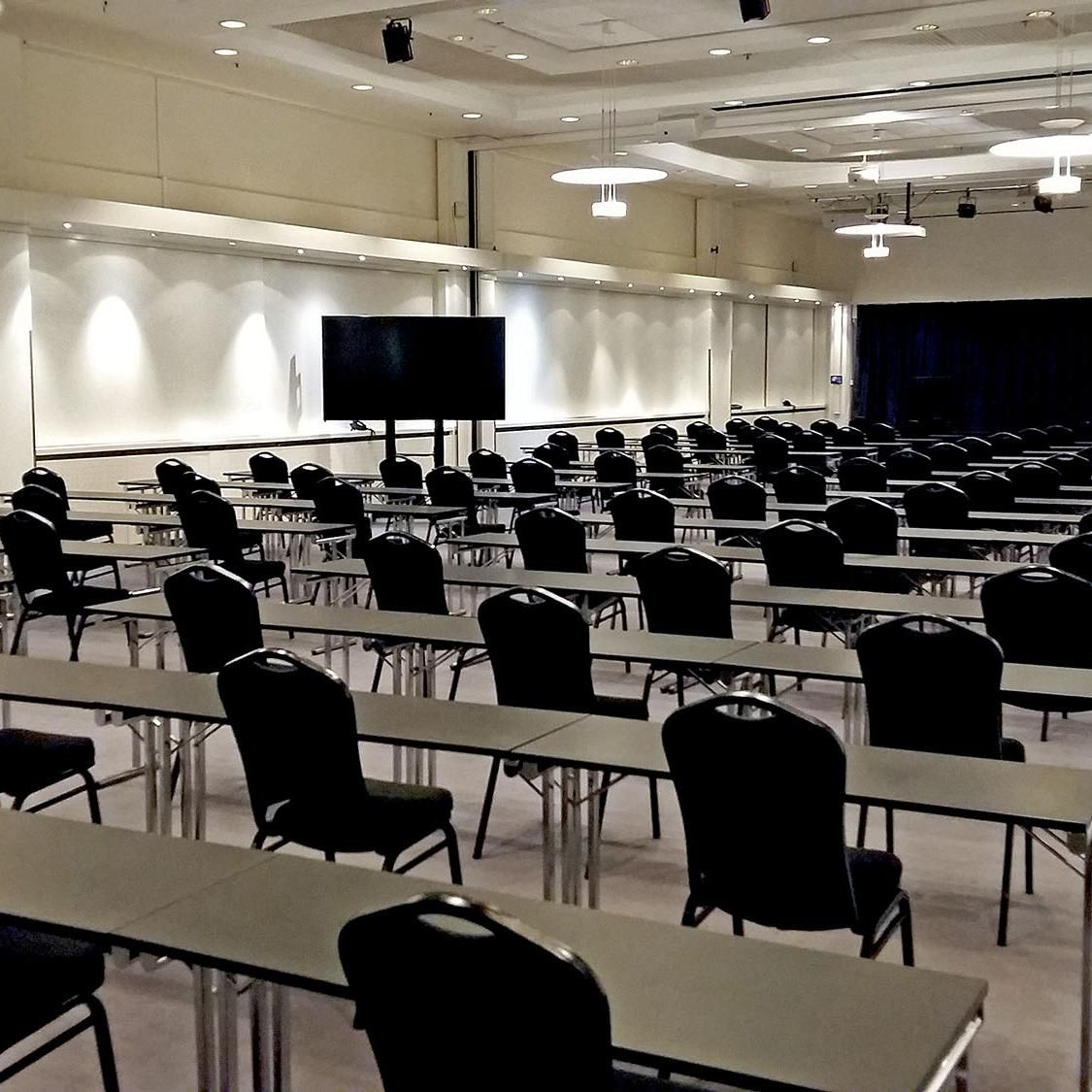 Töölö 1-2 meeting room with social distance set-up