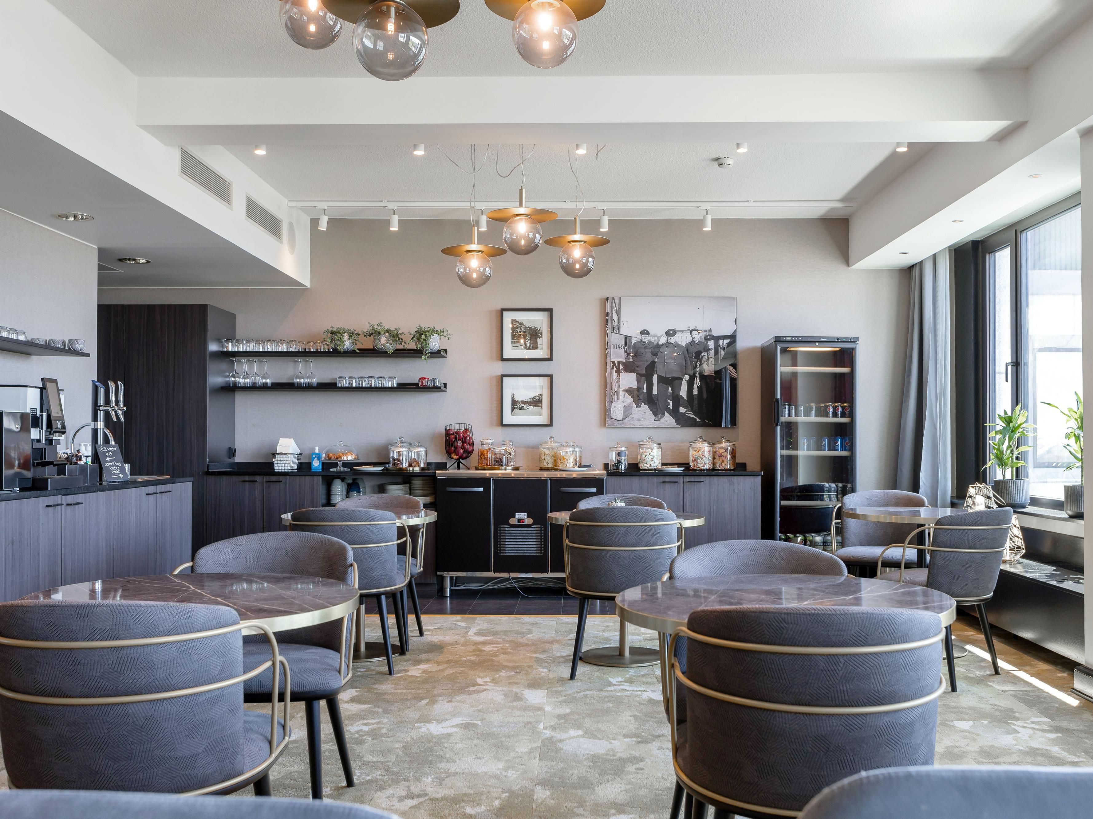 Our Club Lounge offers special privileges for all the Club Floor and Junior Suite guests. Exclusive Club Lounge provides a quiet and relaxing place where you can watch television, surf the web or simply enjoy a refreshing moment with complimentary continental breakfast or some evening snacks and beverages. 