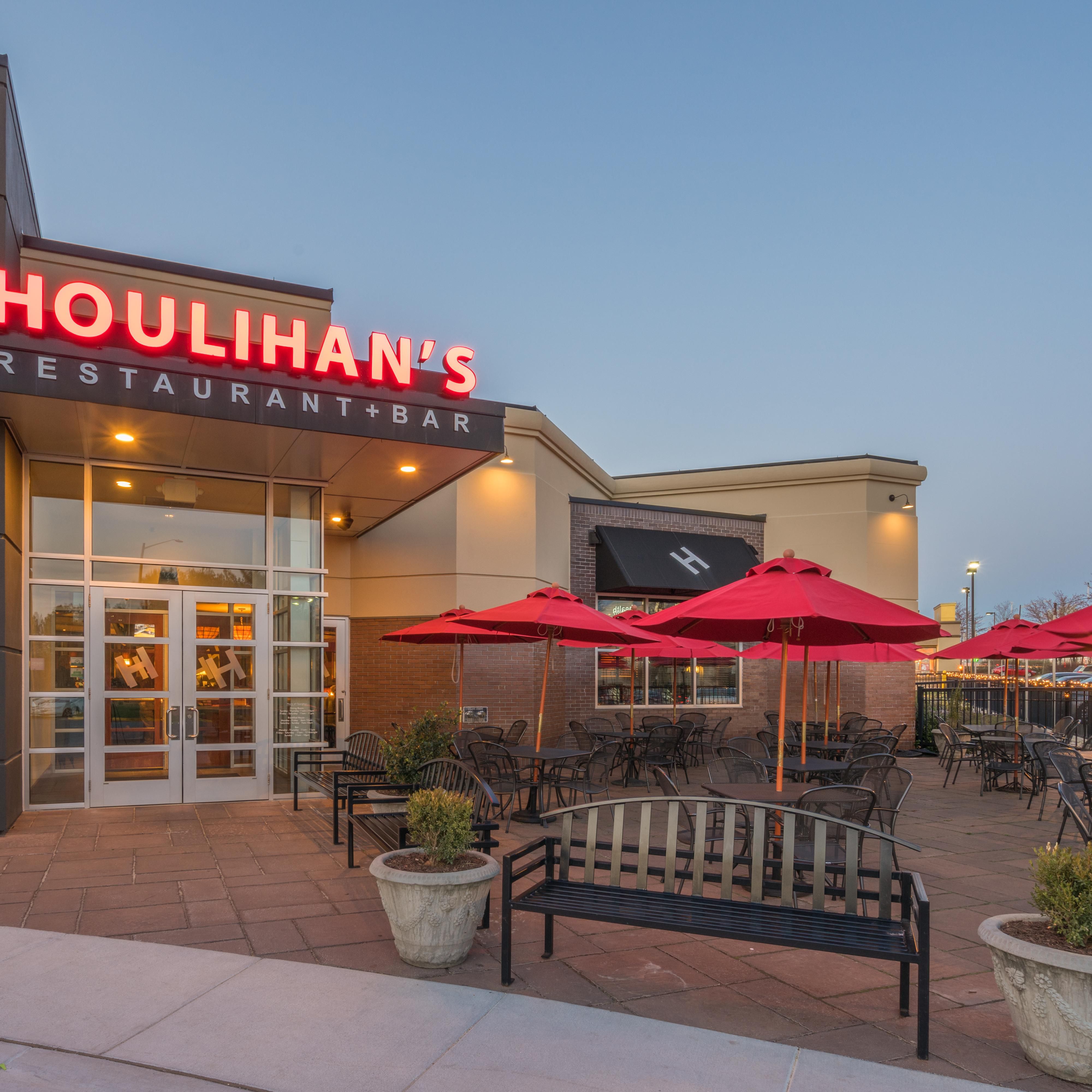 Houlihan&#39;s outside seating patio ideal for enjoying good weather.