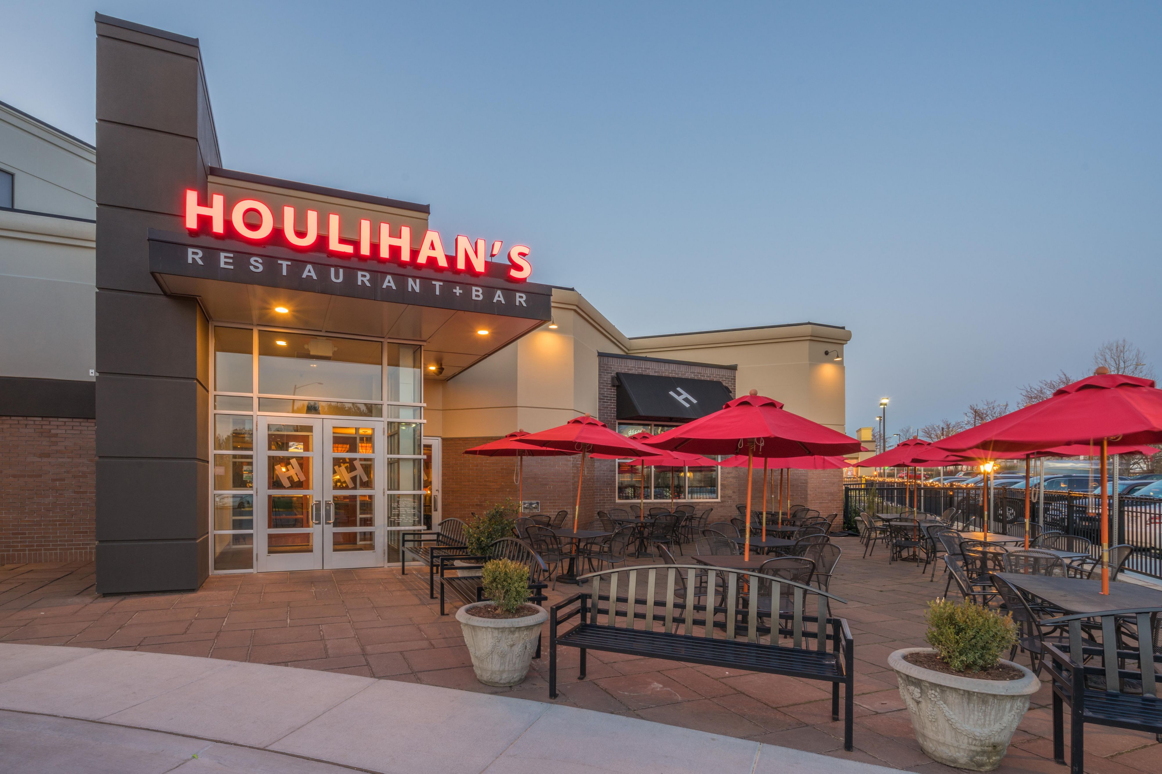 Houlihan&#39;s outside seating patio ideal for enjoying good weather.