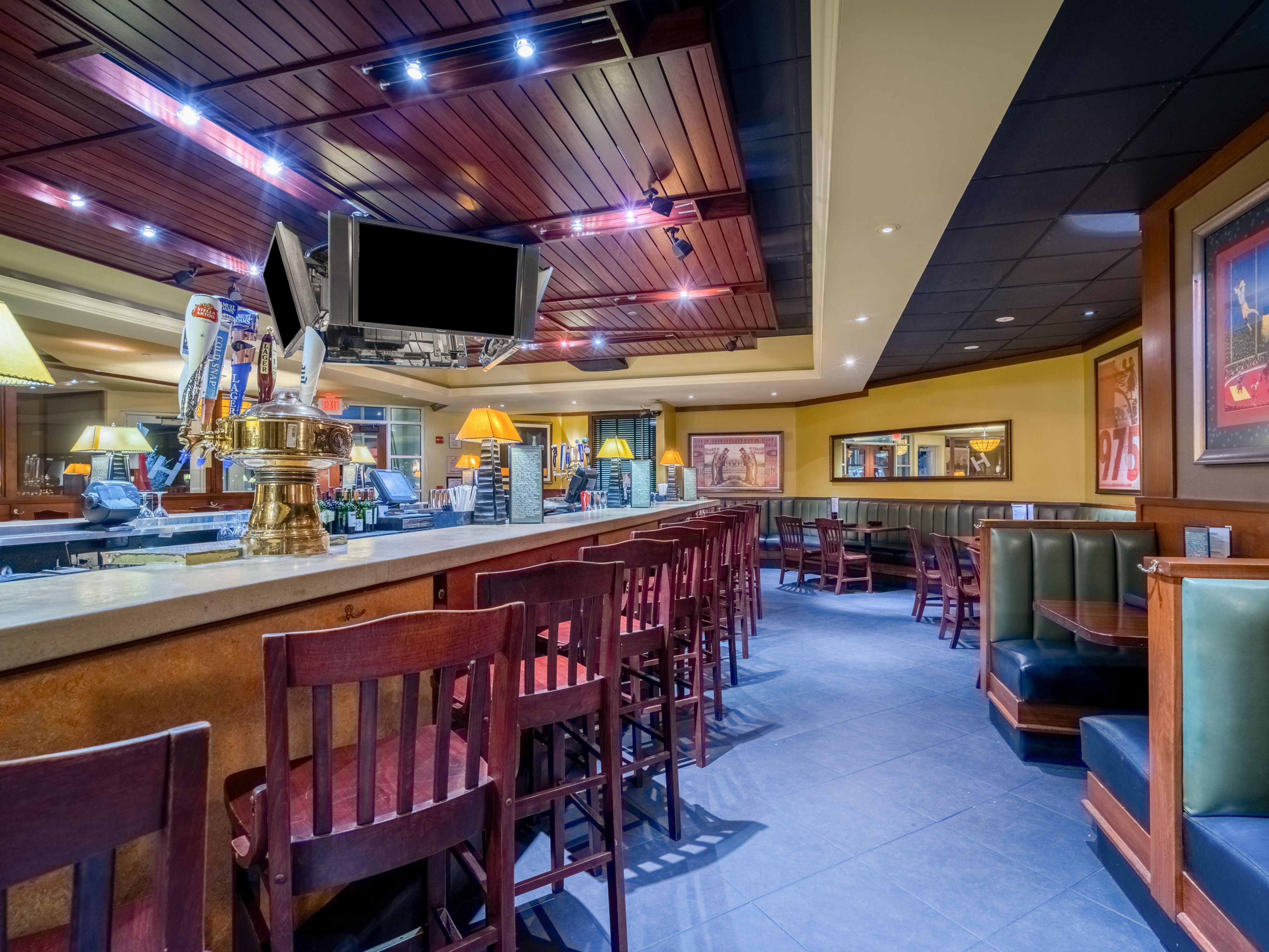 Dine on classic American fare for breakfast, lunch and dinner at Houlihan’s Restaurant & Bar, our onsite eatery. From Houlihan’s famous stuffed mushrooms and shrimp tacos to sizzling steaks and crisp salads, there’s a dish here for everyone. If you’re feeling peckish between meals, our well-stocked 24-hour market has snacks to satisfy all cravings.