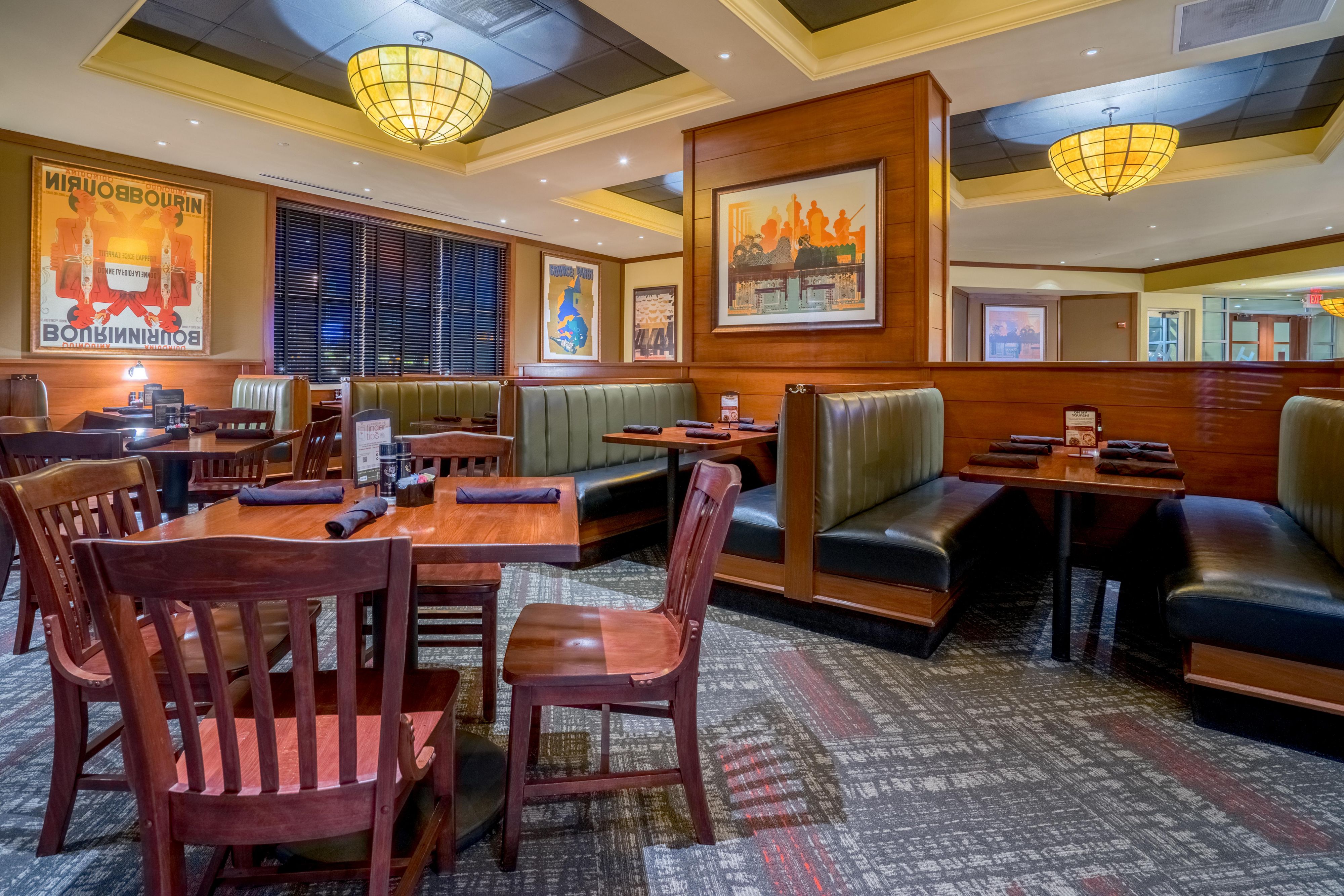 Houlihan&#39;s in Herndon provides the best dining experience.