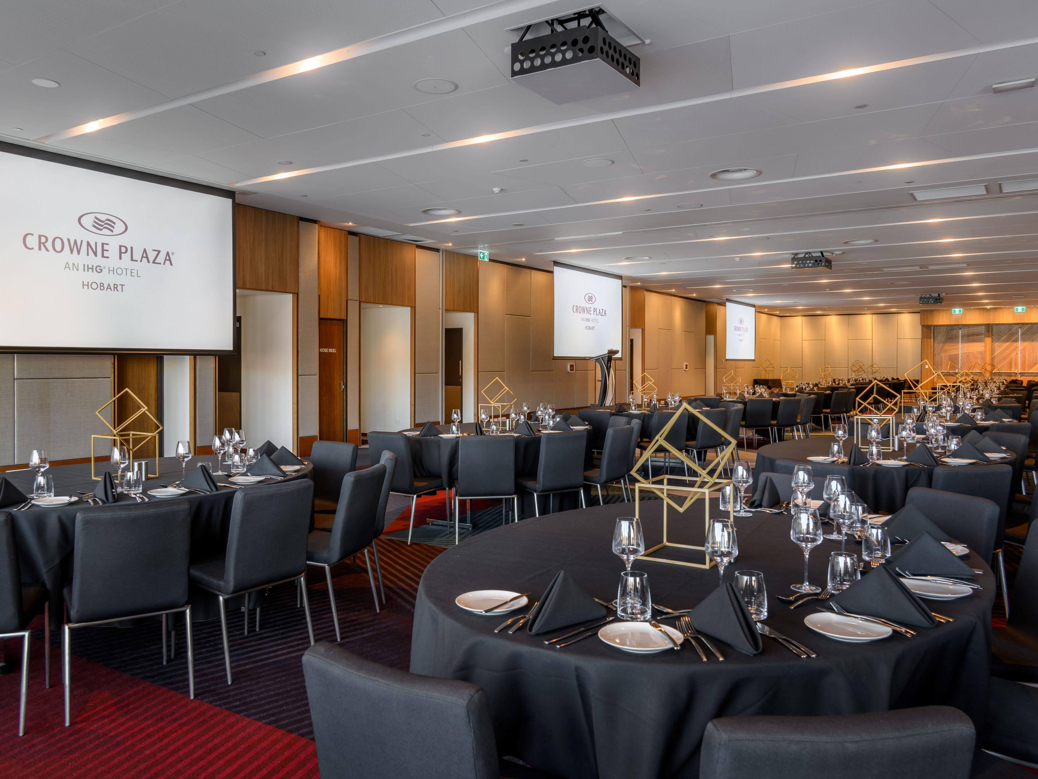 Crowne Plaza Hobart es el centro perfecto para eventos corporativos o sociales. Entendemos que la sala de conferencias no es su destino; es tu punto de partida. Nuestros espacios incluyen un salón de baile en el que caben cómodamente 35 mesas redondas con escenario o 500 personas con escenario de teatro. Con espacios únicos como The Deck y nuestro patio exterior.