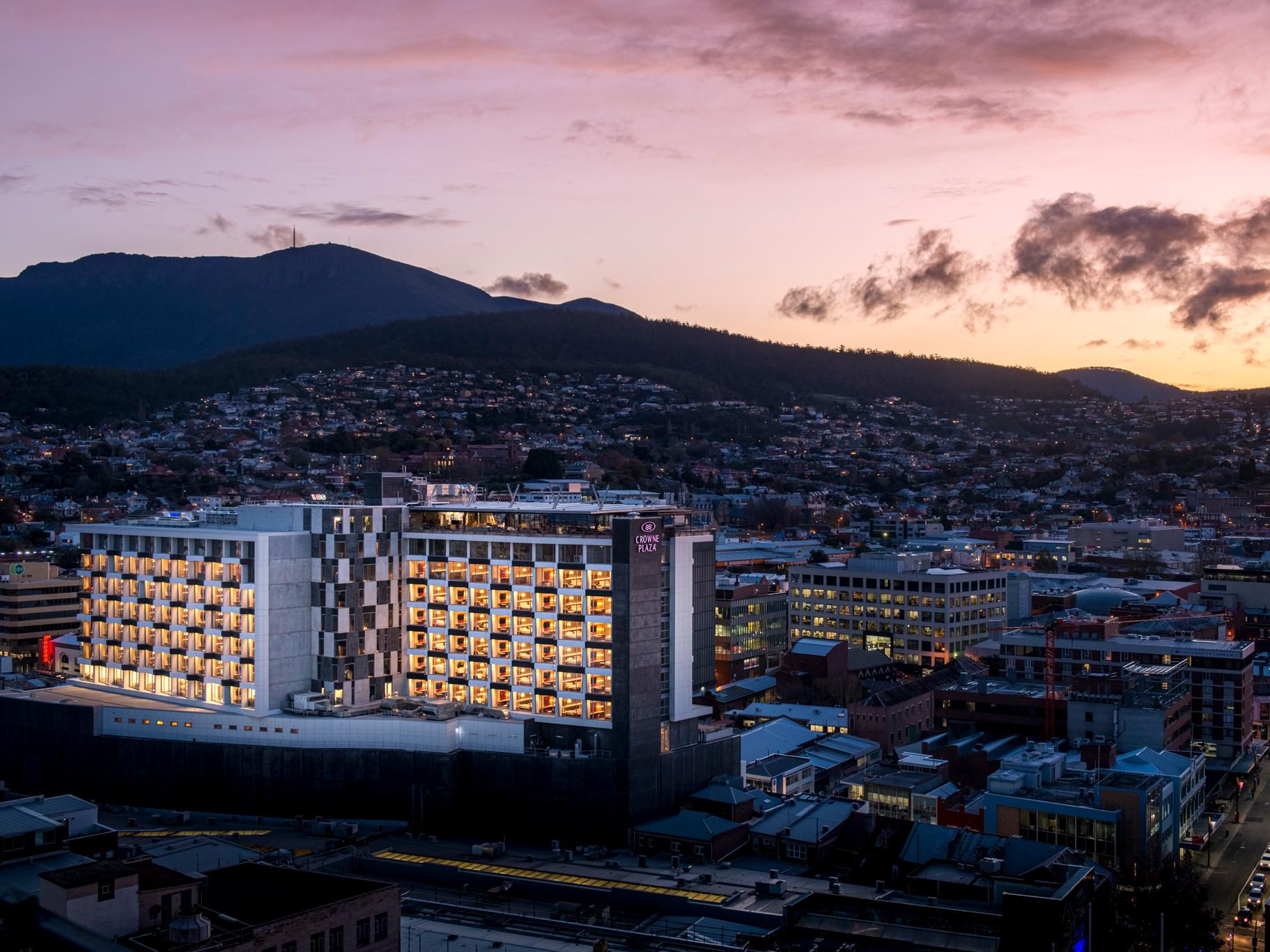 Experience Crowne Plaza Hobart and everything we have to offer in this unique 360-degree virtual tour of the property. Explore our guest rooms, meeting space, restaurant and bars and our exclusive Club Lounge.