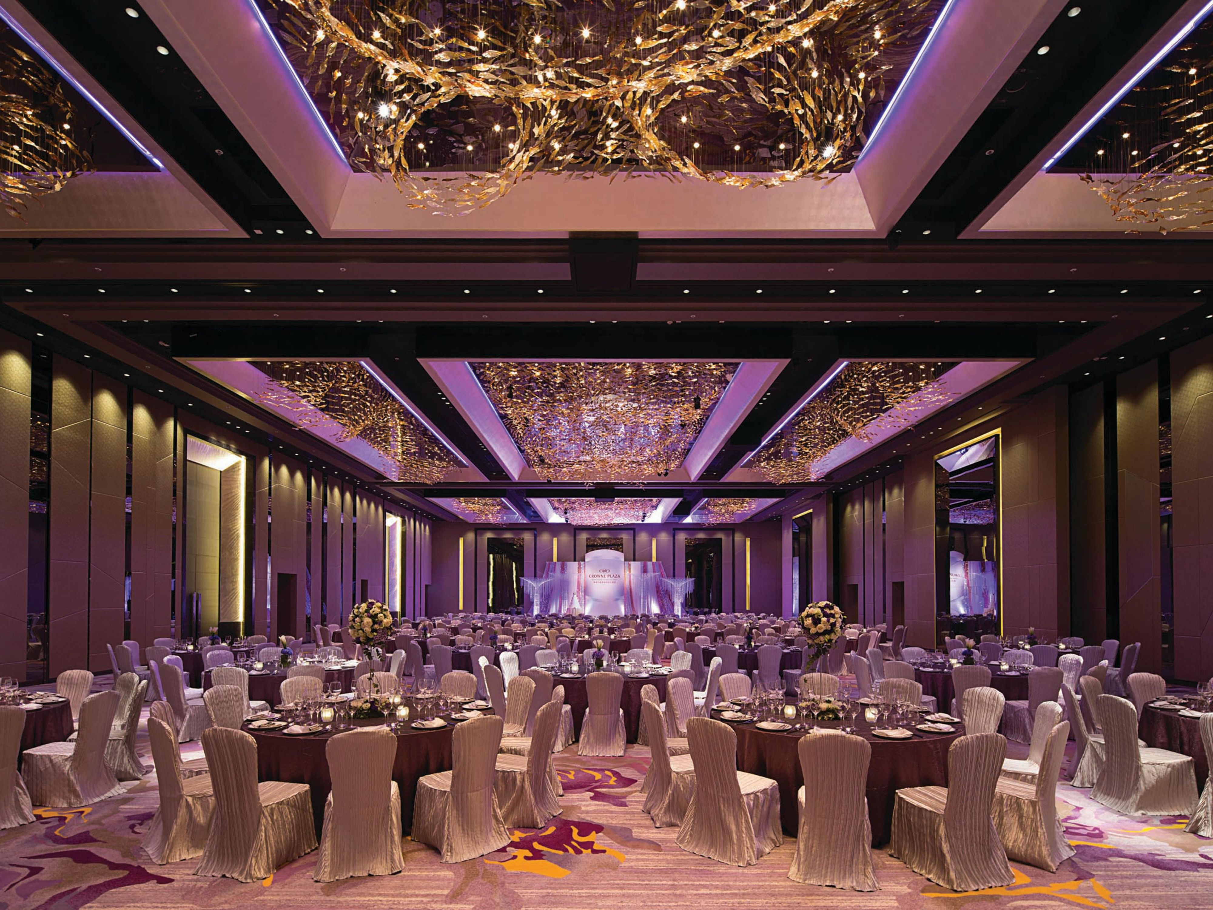 Experience grandeur like never before at our Hong Kong Grand Ballroom - with over 1,000 sq.m of pillar-less space and a towering 6.75m high ceiling, it can accommodate up to 860 guests for a sit-down banquet. Our LED Wall, and pre-function area with floor-to-ceiling windows and outdoor patio ensure an unforgettable event.