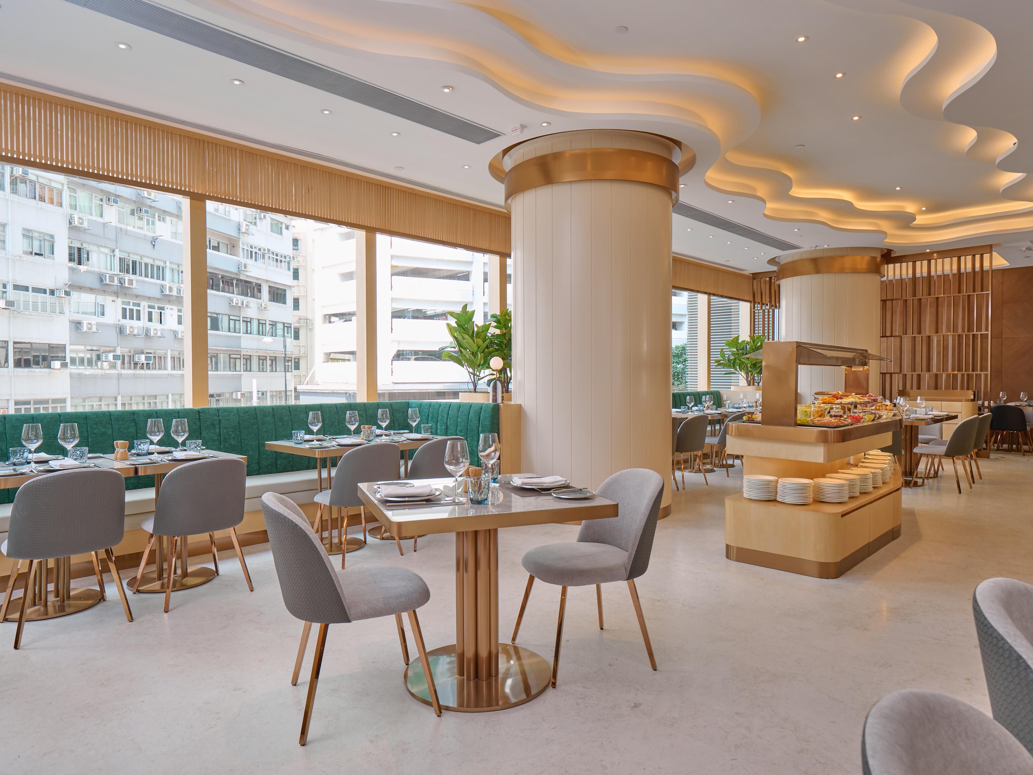 With a social and trendy atmosphere, the contemporary steakhouse CARVER serves the best steak over its signature charcoal-grilled method, letting the quality and distinctive characteristics of the produce shine naturally.