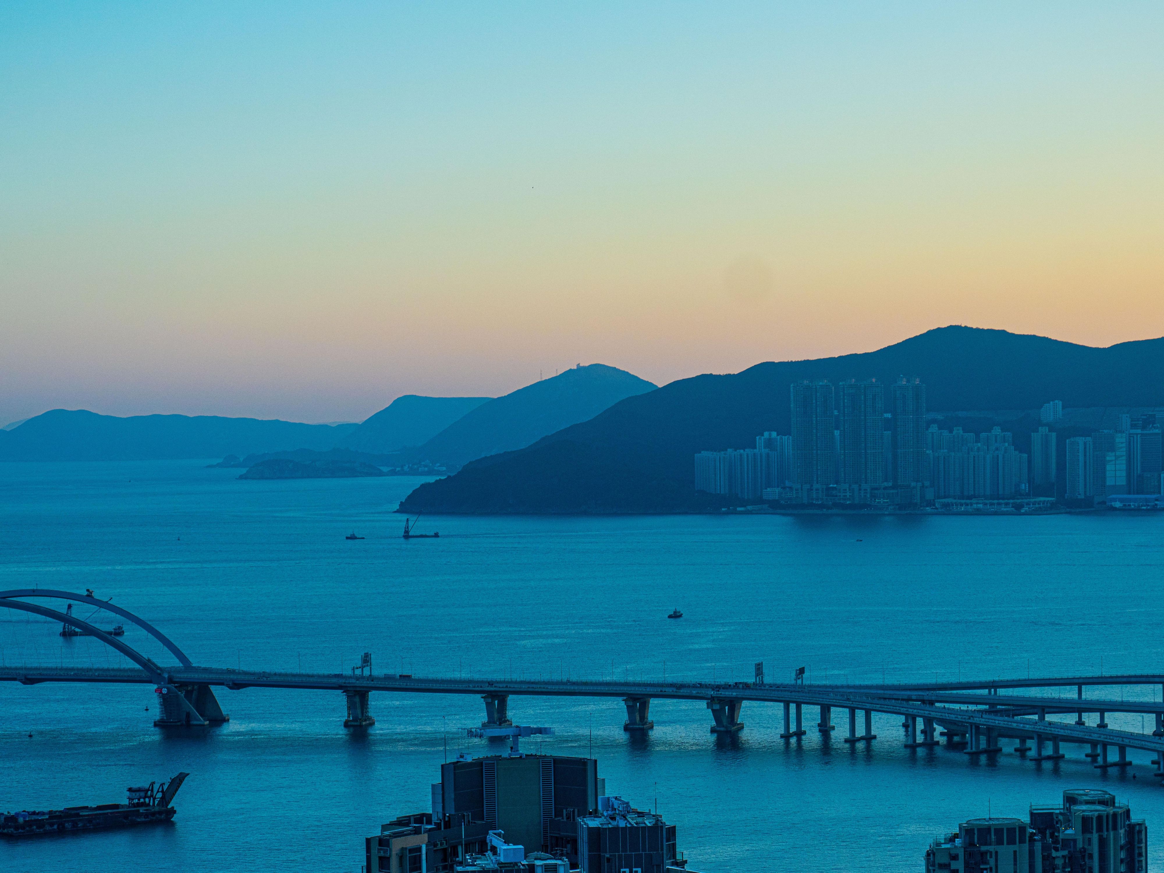 Crowne Plaza Hong Kong Kowloon East is located at the MTR Tseung Kwan O station Exit C. Cielo, top floor restaurant and bar where you can immerse yourself in the stunning mountain and sea views and experience the beauty and charm of Tseung Kwan O. Please Come and Feel it!