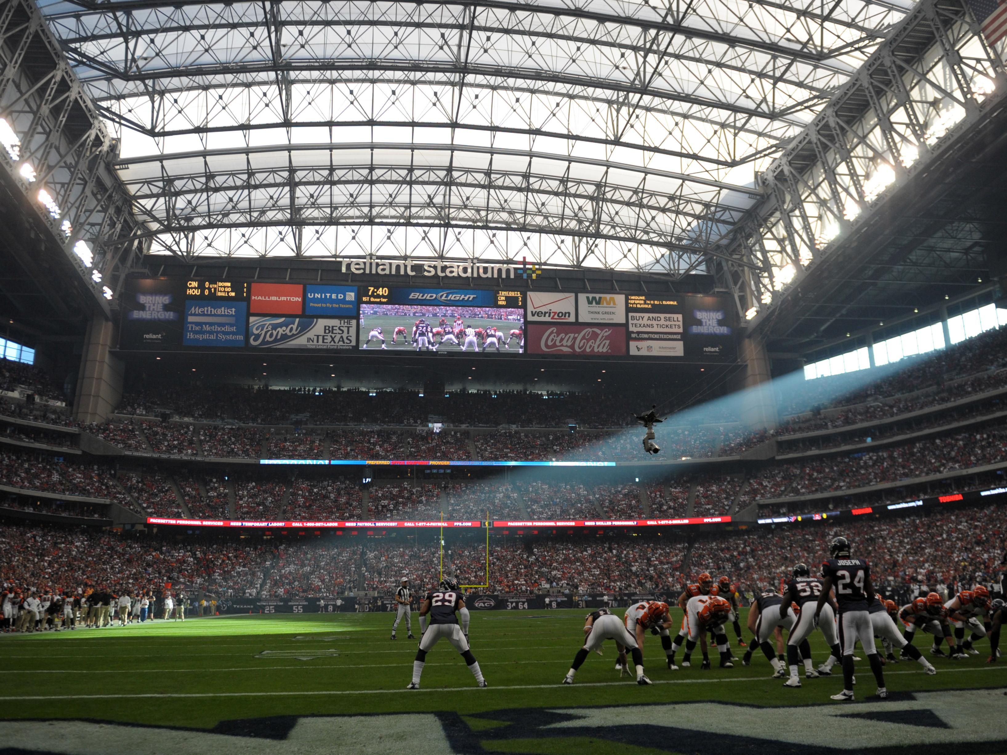 Os torcedores desfrutam da hospitalidade em nosso hotel em Houston, localizado perto dos principais espaços de esportes e entretenimento da cidade. Pegue a febre do beisebol com o Houston Stros no Minuto Maid Park, a 6,5 km do nosso hotel. Torça pelos Foguetes da NBA no toyota Center e pelo Houston Texans da NFL no NRG Stadium, casa do famoso Houston Livestock Show and Rodeo.