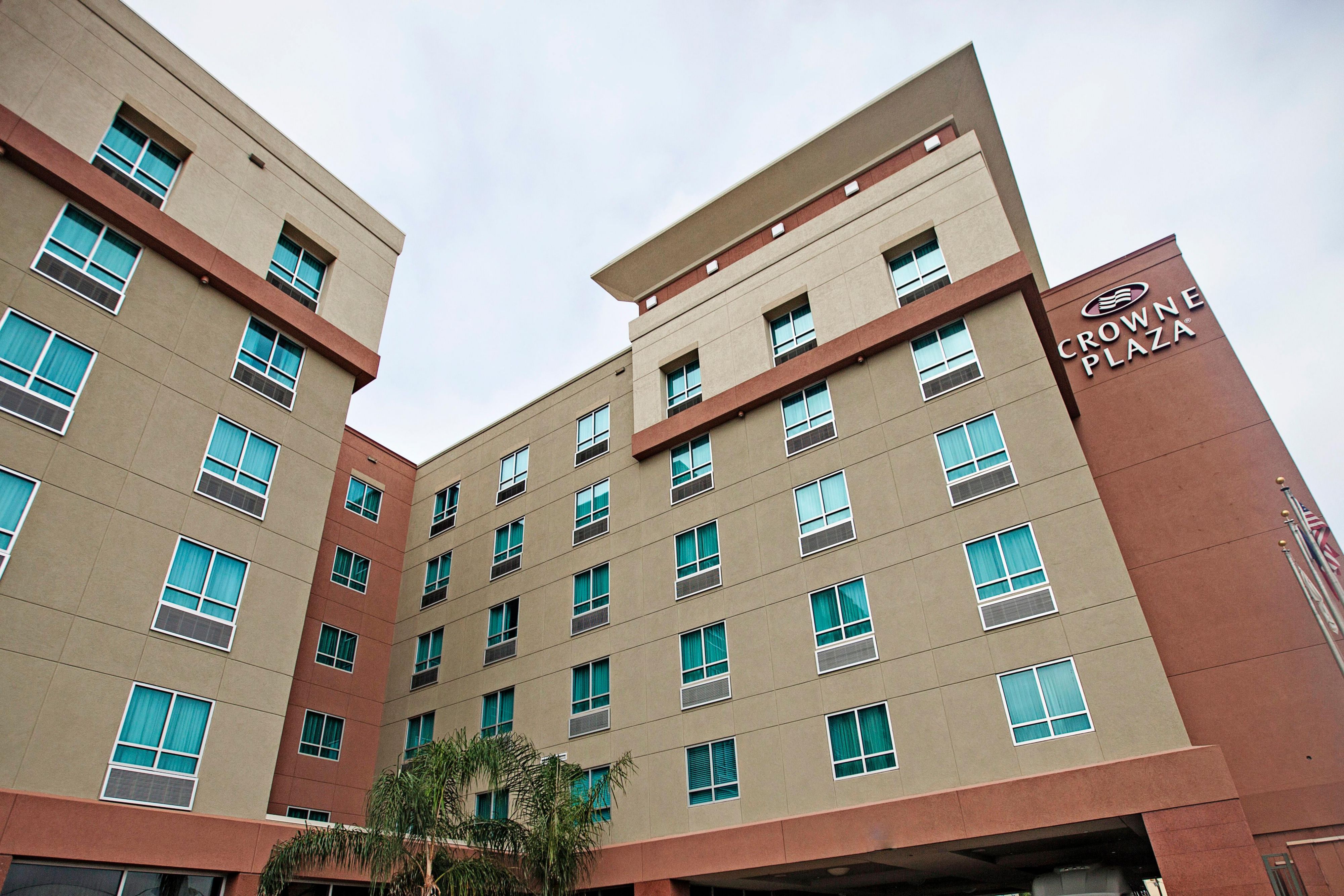 Stay at the Crowne Plaza Houston Hotel near the Galleria