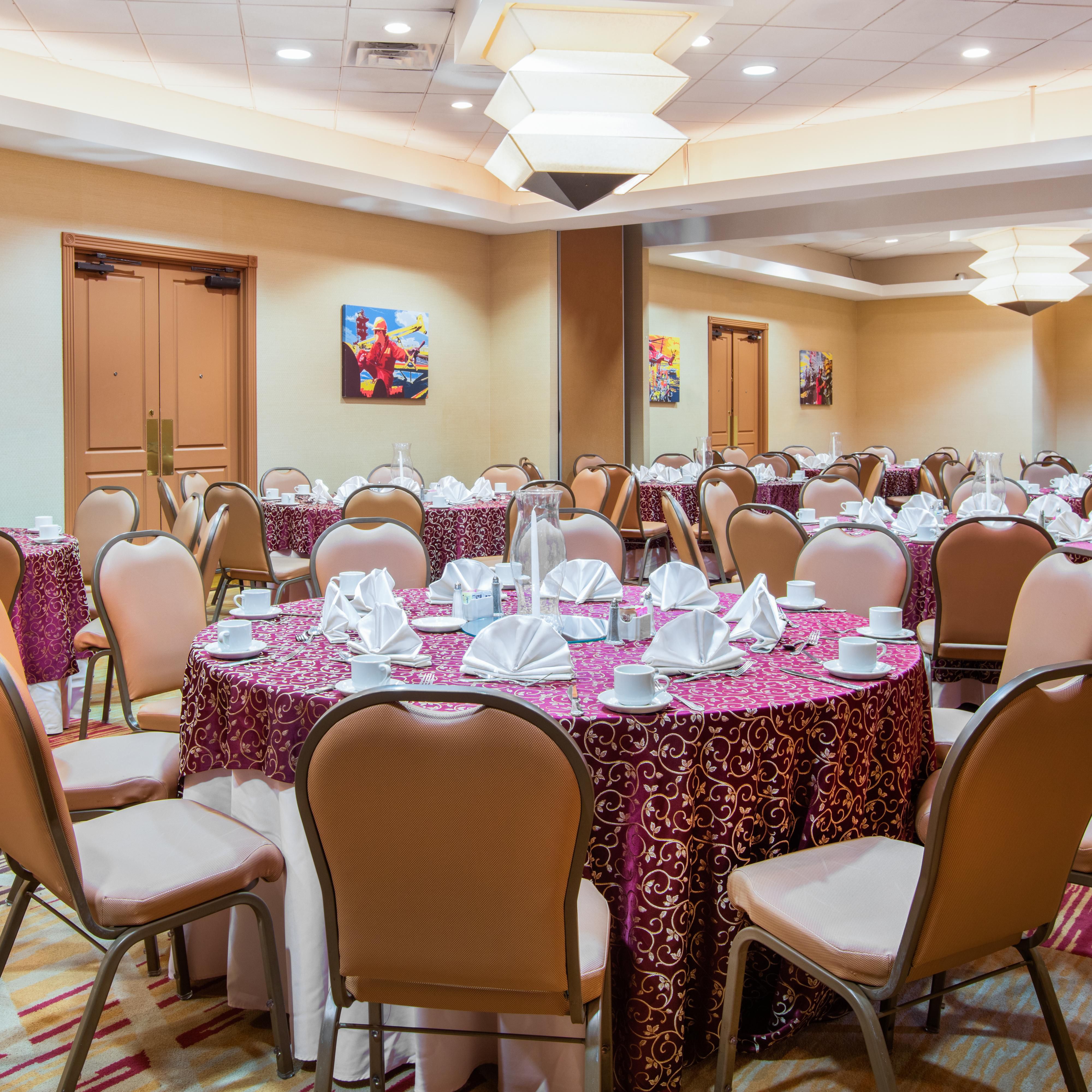 The Churchill Ballroom can accommodate up to 100 guests.