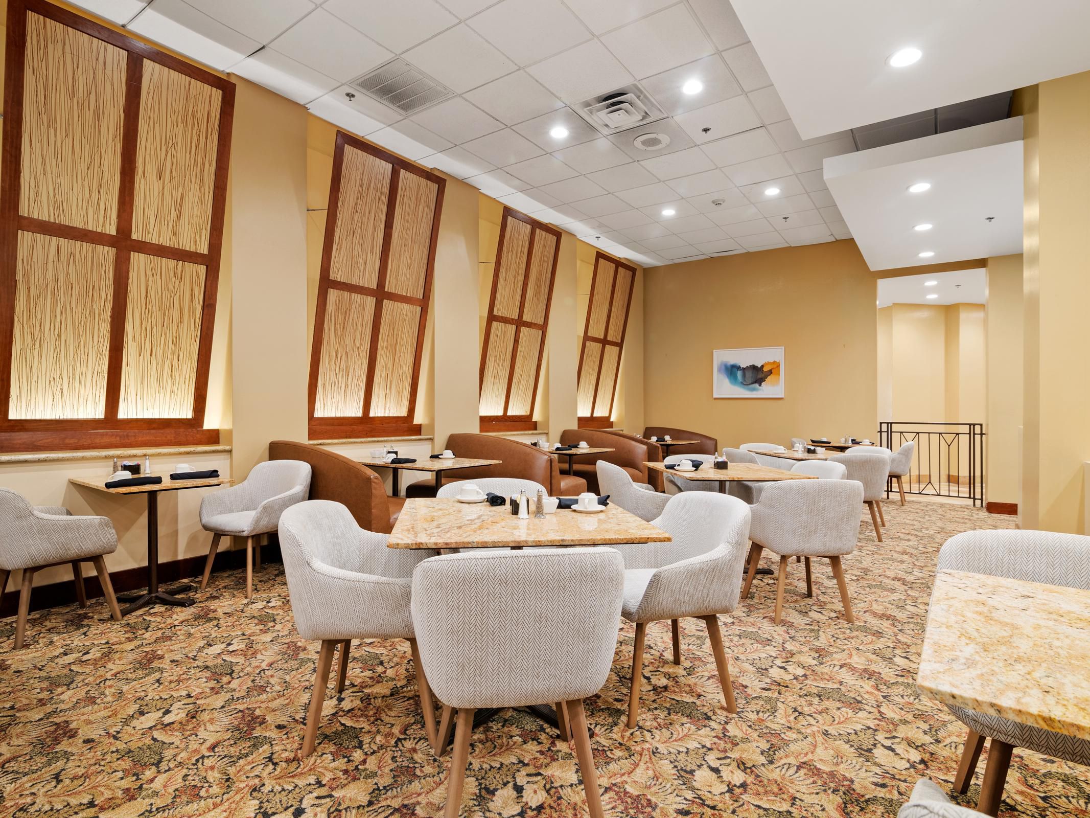 Nosso 2712 Bistro & Bar serve cozinha americana no café da manhã e jantar em um ambiente casual no lobby. Desfrute de pratos compartilhados e entradas, como clube de camarões grelhados e escorregadores de brisket, ou experimente a pizza, as asas, os pratos de mão e os hambúrgueres. Encontre amigos e colegas de trabalho para coquetéis, cerveja e vinho no bar.