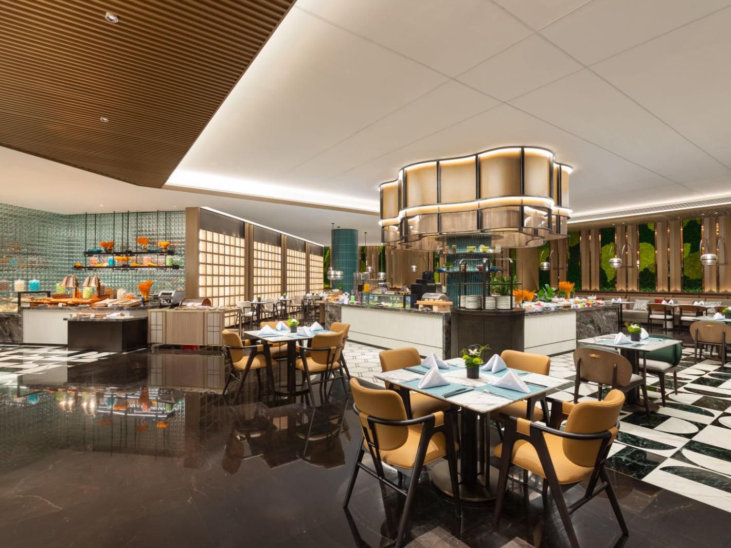Full-service restaurant, exquisite Chinese banquet rooms and elegant lobby lounge, ingeniously blending Chu cultural elements with modern design. Through the floor-to-ceiling windows, you can enjoy the changing scenery of the lake and city day and night. The selected menu offers a variety of global delicacies and authentic Hunan and Guizhou flavors