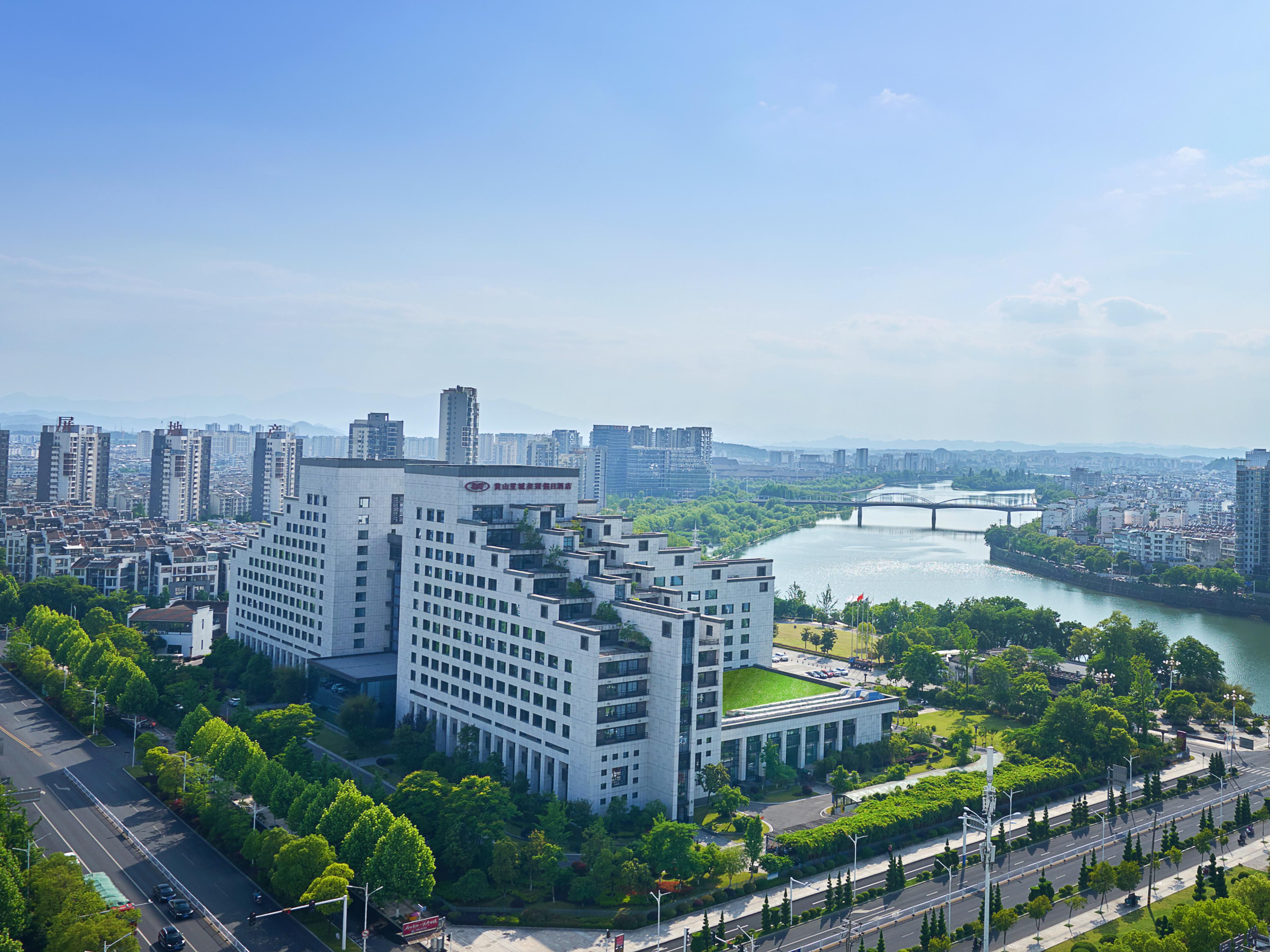 The only international hotel in Huangshan downtown.have a river view and beautiful sunset when you living in hotel room. 10 minutes to tunxi old street and 40 minutes to yellow mountain