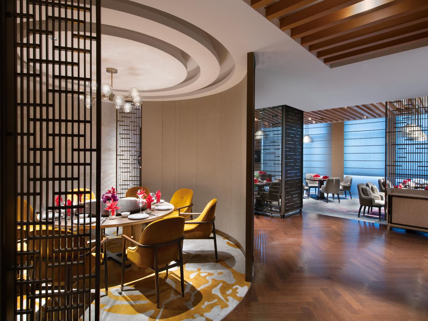 The design inspiration of Cai Feng Lou Chinese Restaurant comes from China’s thousands of years’ love of birds. The dining venue is characterized by a unique, bird-themed setting and a menu featuring exquisite Chinese cuisine. On offer is a wide selection of Huaiyang, Guangdong, Sichuan, Xiang and local style dishes, along with an excellent drink s