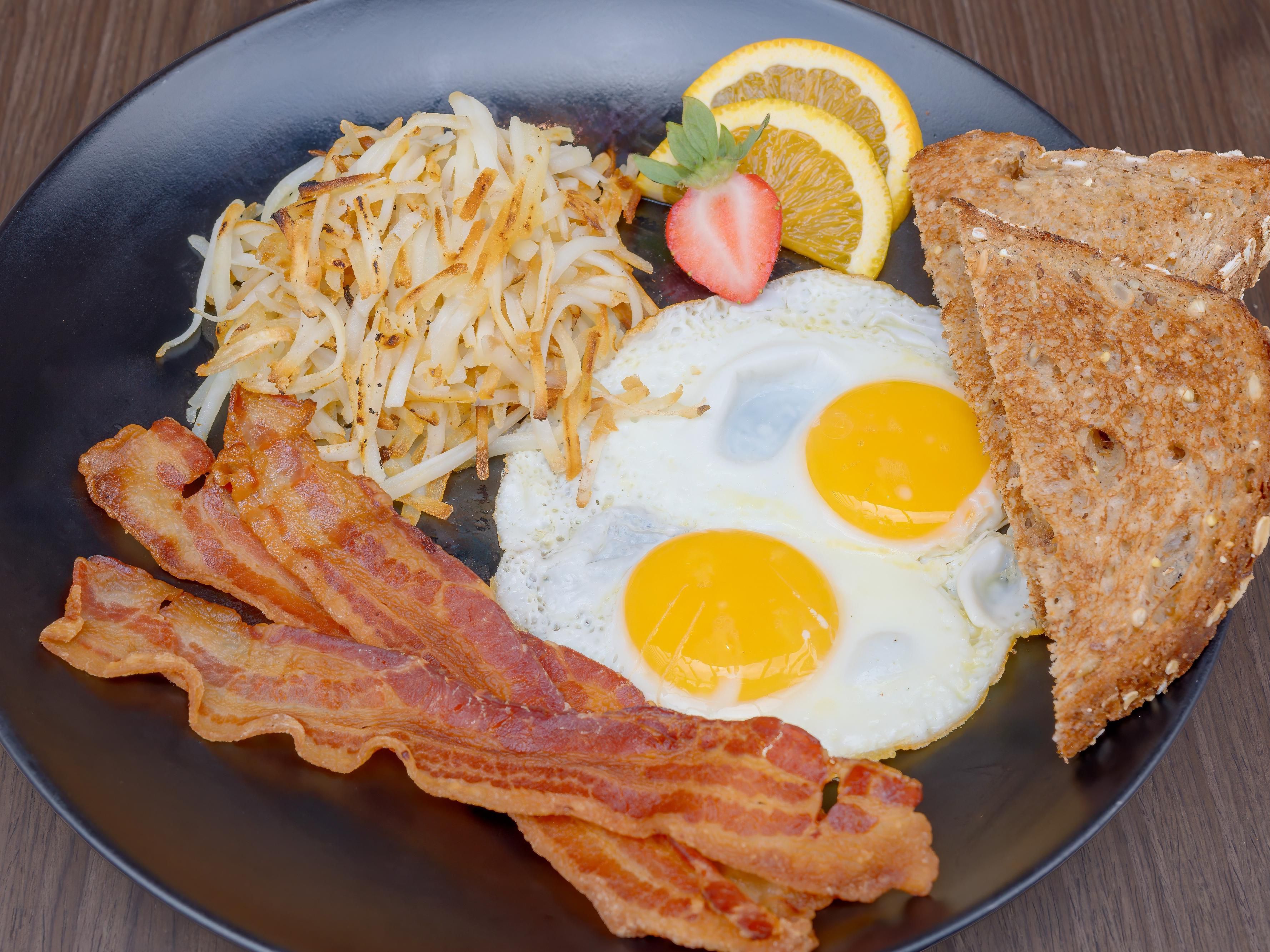 Deléitese con un clásico desayuno de Indianápolis en 123 West y únase a nosotros para cenar y tomar algo en Taggart's. Harás nuevos amigos, crearás recuerdos familiares especiales y comerás comidas inolvidables. Nuestro menú es un guiño a la historia y la cultura de Indianápolis. Creemos que te encantará.