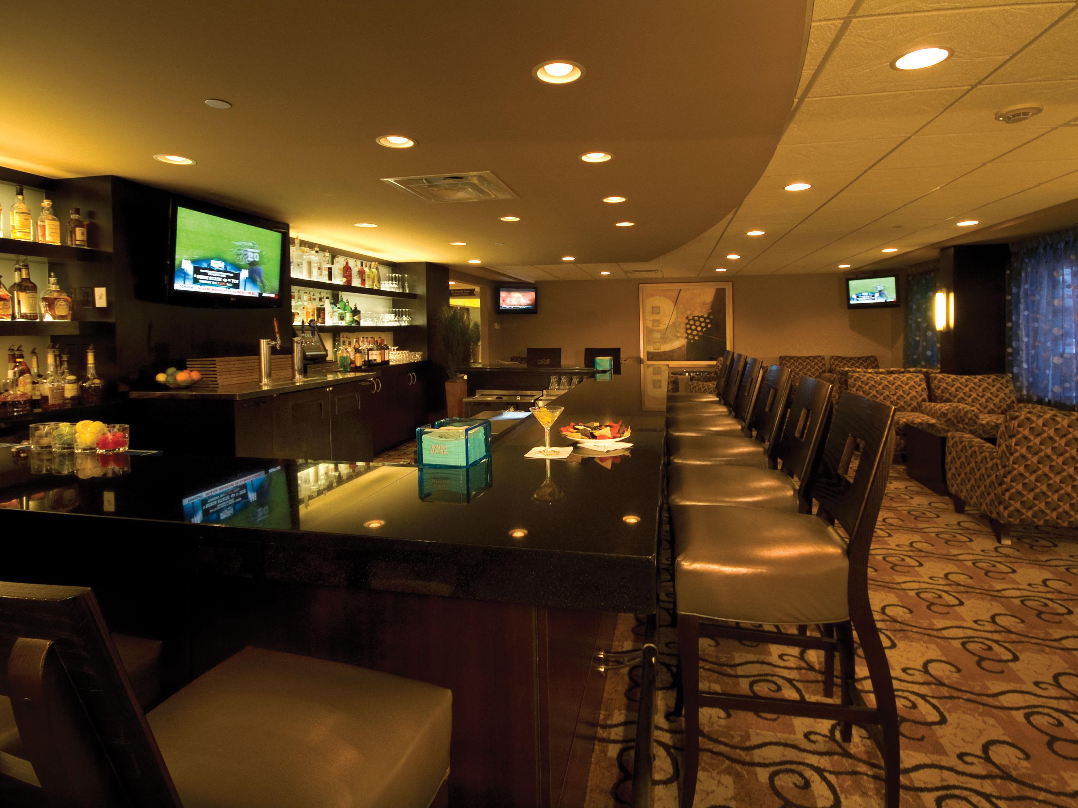 The Landing Restaurant offers breakfast daily with dishes created by our award-winning Chef. Outer Marker Lounge is available for dinner. It's the perfect place to relax with an adult beverage while catching up on current events and sports. 
