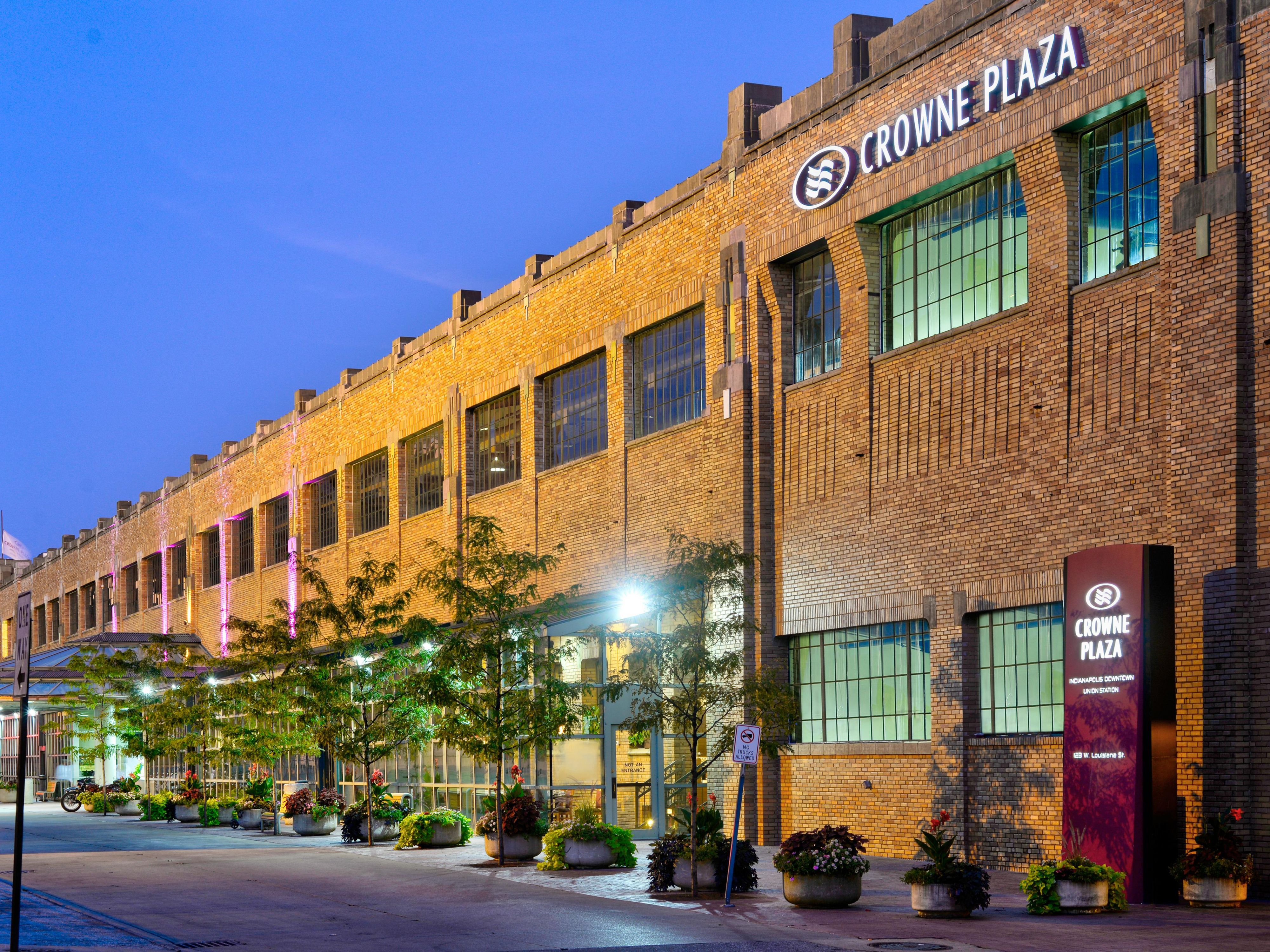 From the moment guests set foot in our hotel, they enter a world where stories stretching back to 1888 have left a lasting mark. This building was part of the first-ever Union Station in the world, after all. Each section has been nurtured into a beautiful vision of old and new working together. Enjoy downtown Indy from our elegant hotel. 