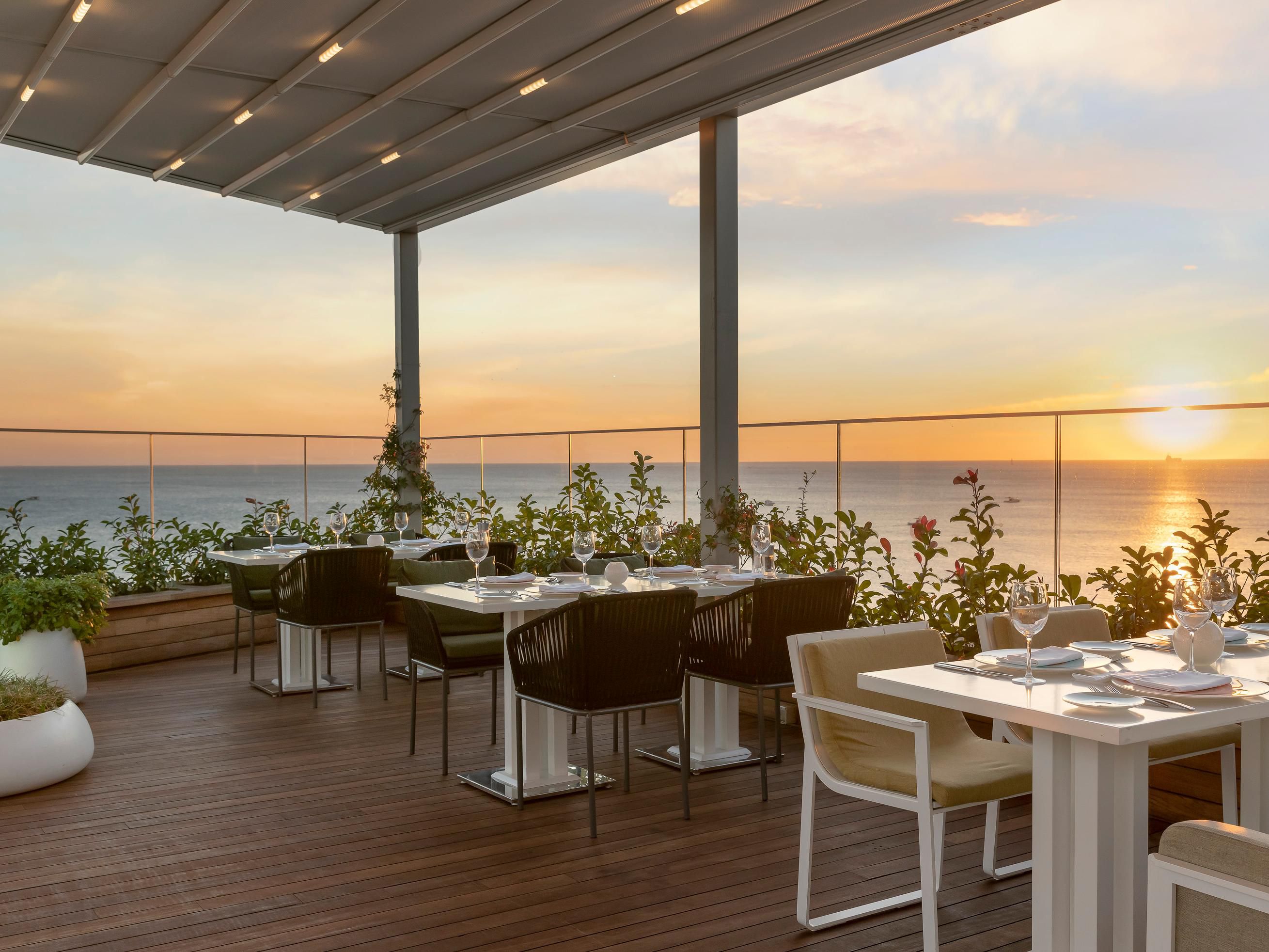 Atrox Bar and Lounge, with its elegant, classy, and comfortable decorations, stands on the lobby floor and offers a great ambiance with its unique menu of drinks and appetizers. You will enjoy the variety of food and drinks of Atrox’s world cuisine while feeling relaxed against the stunning view of the Marmara Sea.
