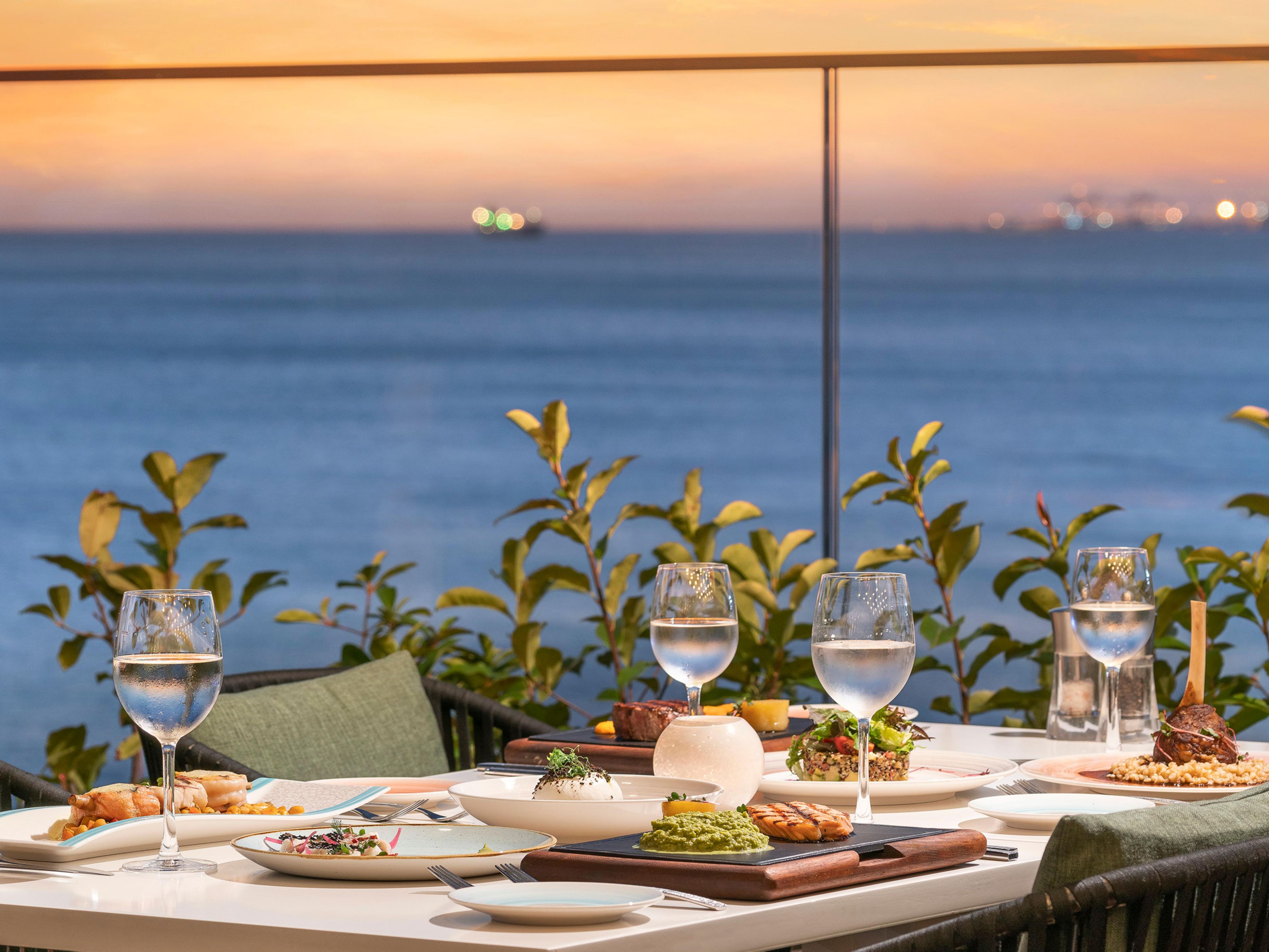Atrox Bar and Lounge, with its elegant, classy, and comfortable decorations, stands on the lobby floor and offers a great ambiance with its unique menu of drinks and appetizers. You will enjoy the variety of food and drinks of Atrox’s world cuisine while feeling relaxed against the stunning view of the Marmara Sea.