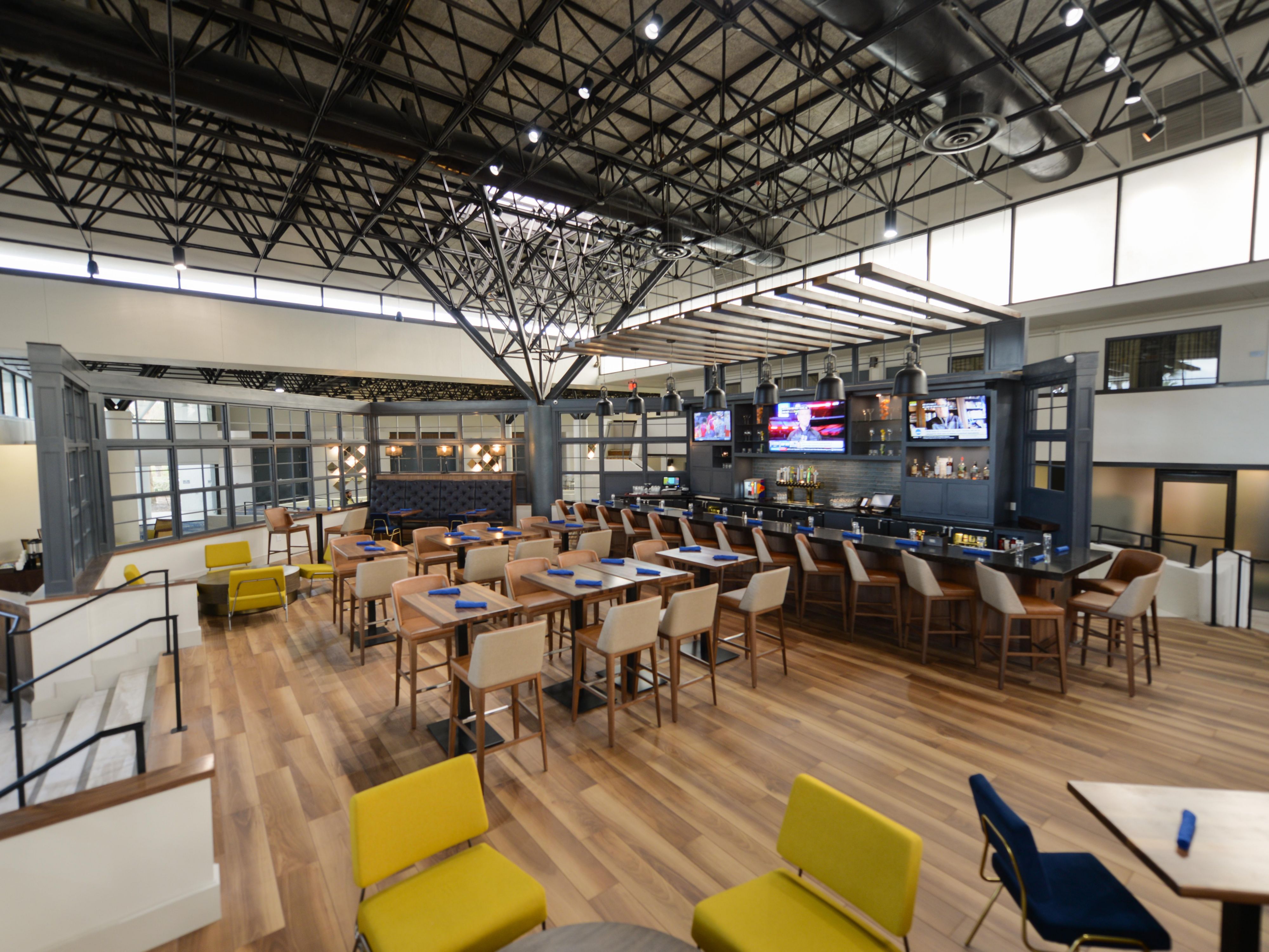 Embrace the industrial vibe in our remodeled Atrium Lobby, with high ceilings, exposed rafters and ductwork, and a modern, minimalist style. Pull up a chair, meet new people, and enjoy conversation with friends while sipping your favorite drink at our lobby bar – Proper 1822. 