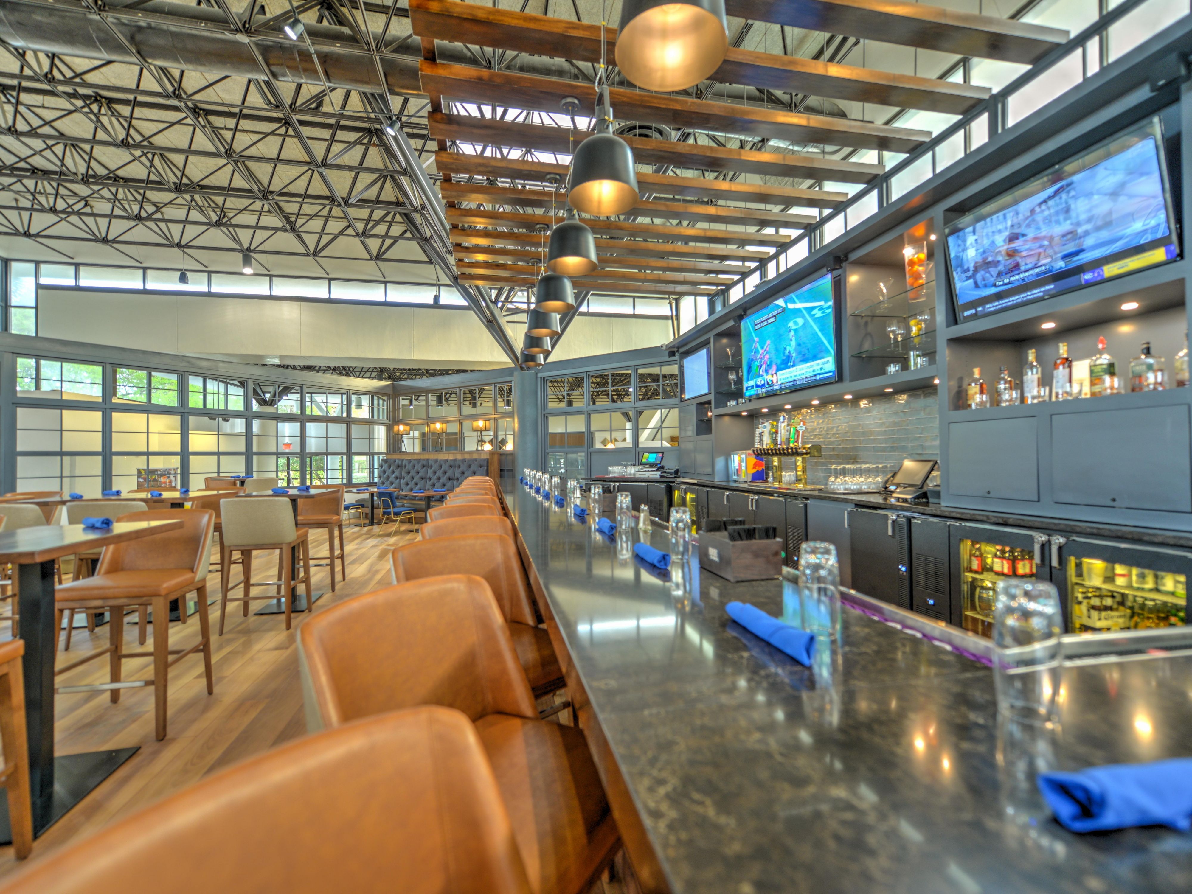 Enjoy favorite drinks and casual dishes at our hotel restaurant and bar near Jacksonville International Airport, Proper 1822. Located in our lobby, our eatery offers American fare for breakfast, lunch, and dinner. Savor specialty cocktails and rotating drinks on 12 taps at our remodeled bar.