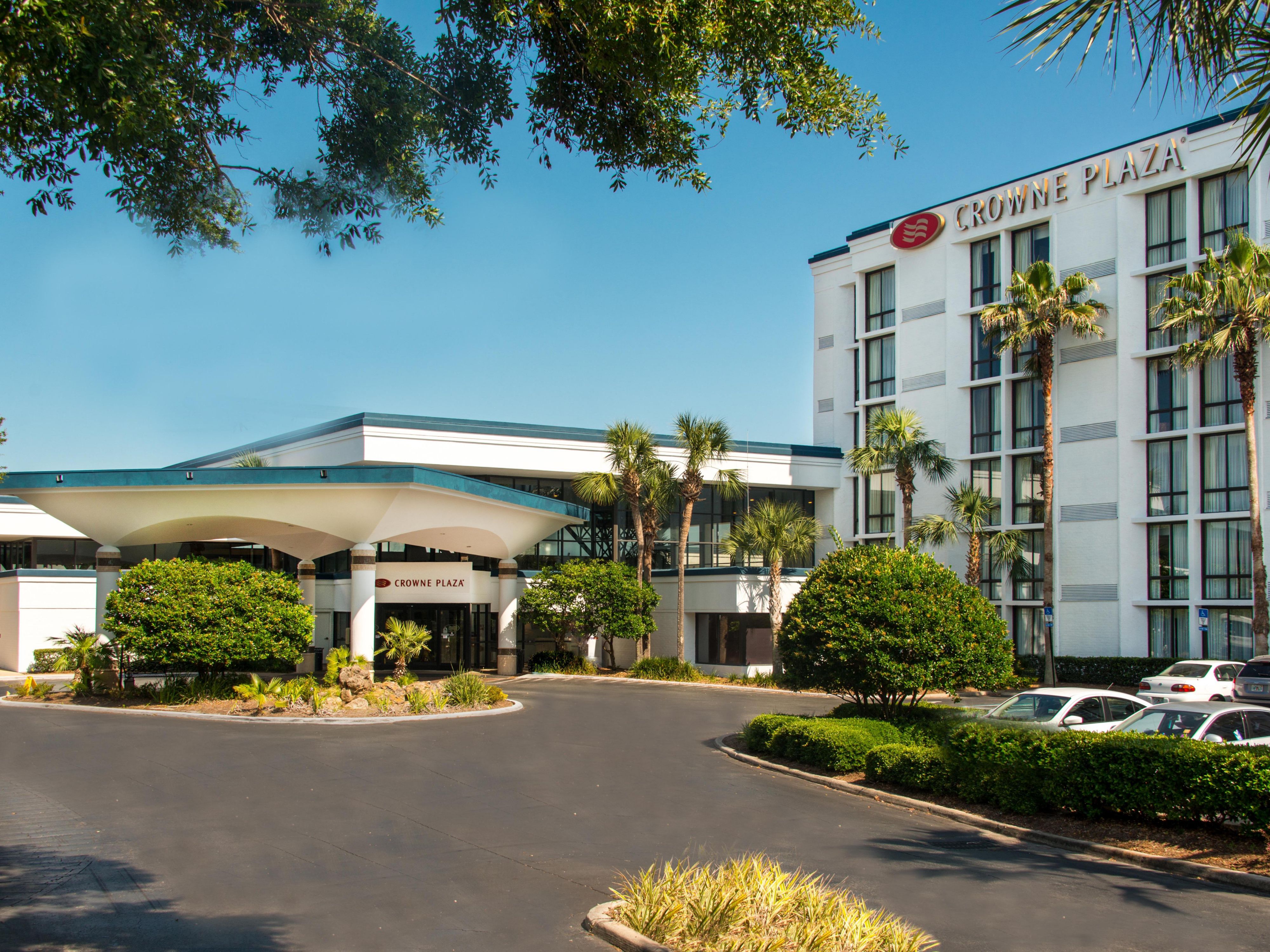 Experience upgraded comfort and style at our newly renovated hotel, where most guest rooms and all public spaces showcase our modern transformation. While one tower's renovation will be completed in 2025, our other beautifully refreshed rooms offer contemporary elegance and upgraded amenities.