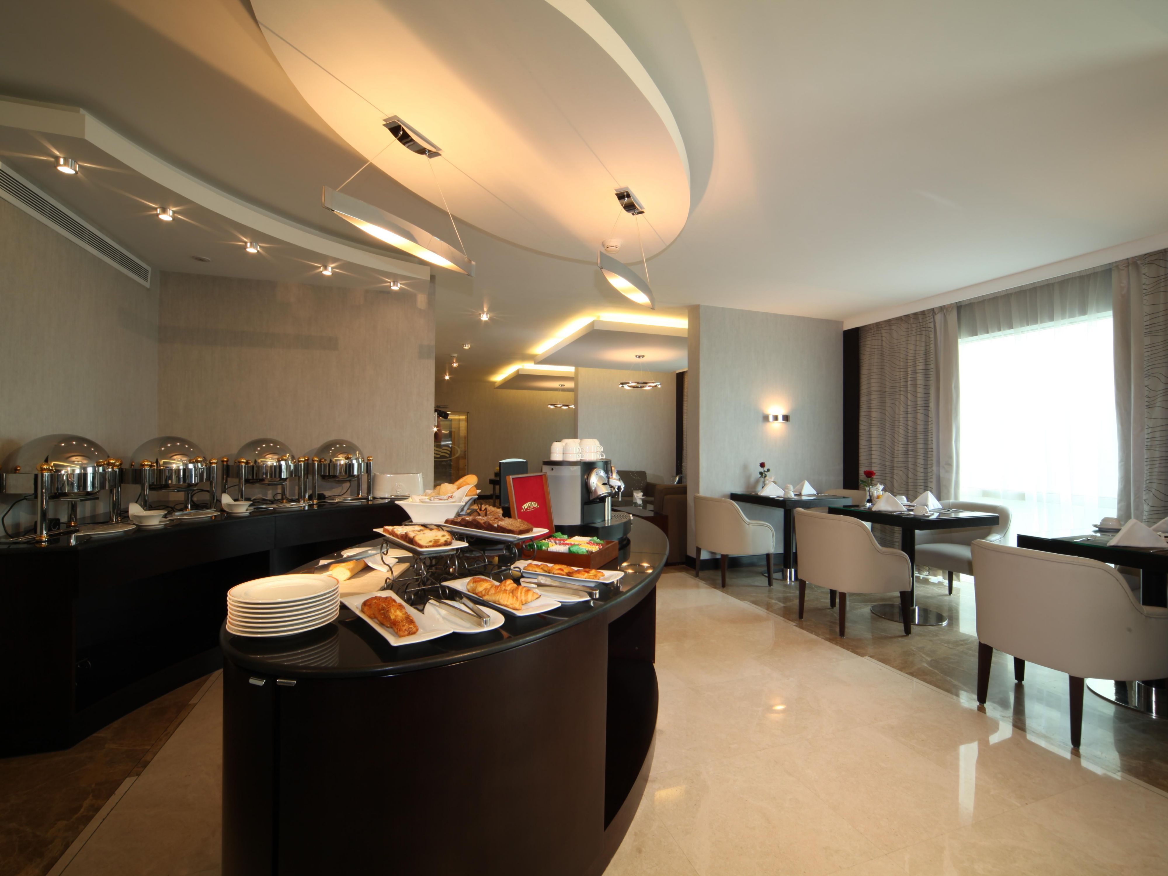 The Club Lounge at Crowne Plaza Jeddah offers an exclusive retreat for guests seeking relaxation and personalized service. Enjoy a selection of complimentary refreshments throughout the day, from snacks to beverages. Ideal for business or leisure, the Lounge provides a peaceful environment for meetings, unwinding, or simply enjoying a quiet moment