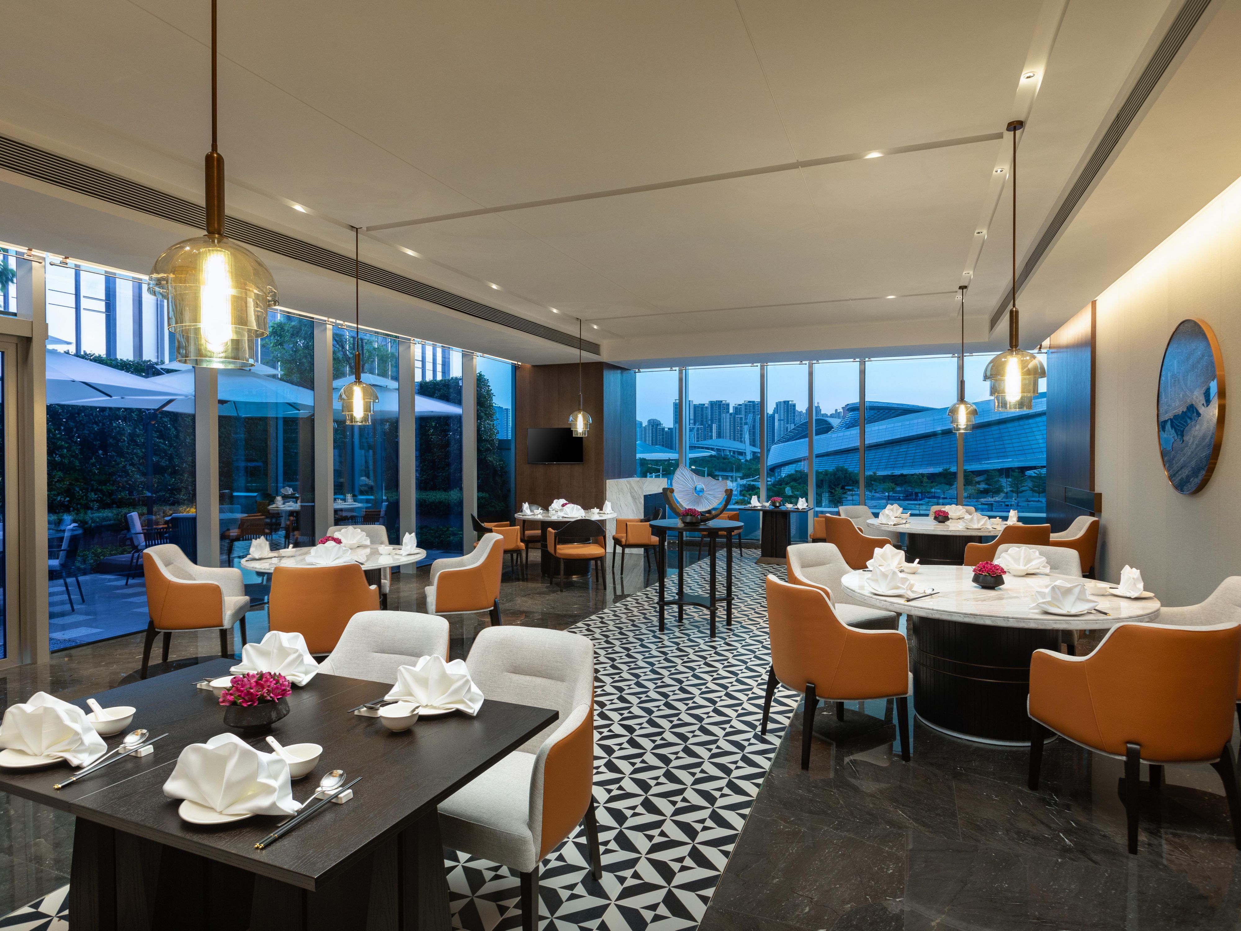 The Canal Luna Chinese Restaurant is tucked away in a tranquil corner of bustling city, offering a serene and private retreat. With five Private Dining Rooms overlooking the pristine Yuanshan Lake, the picturesque views enchant the senses, creating a peaceful ambiance that delights the palate