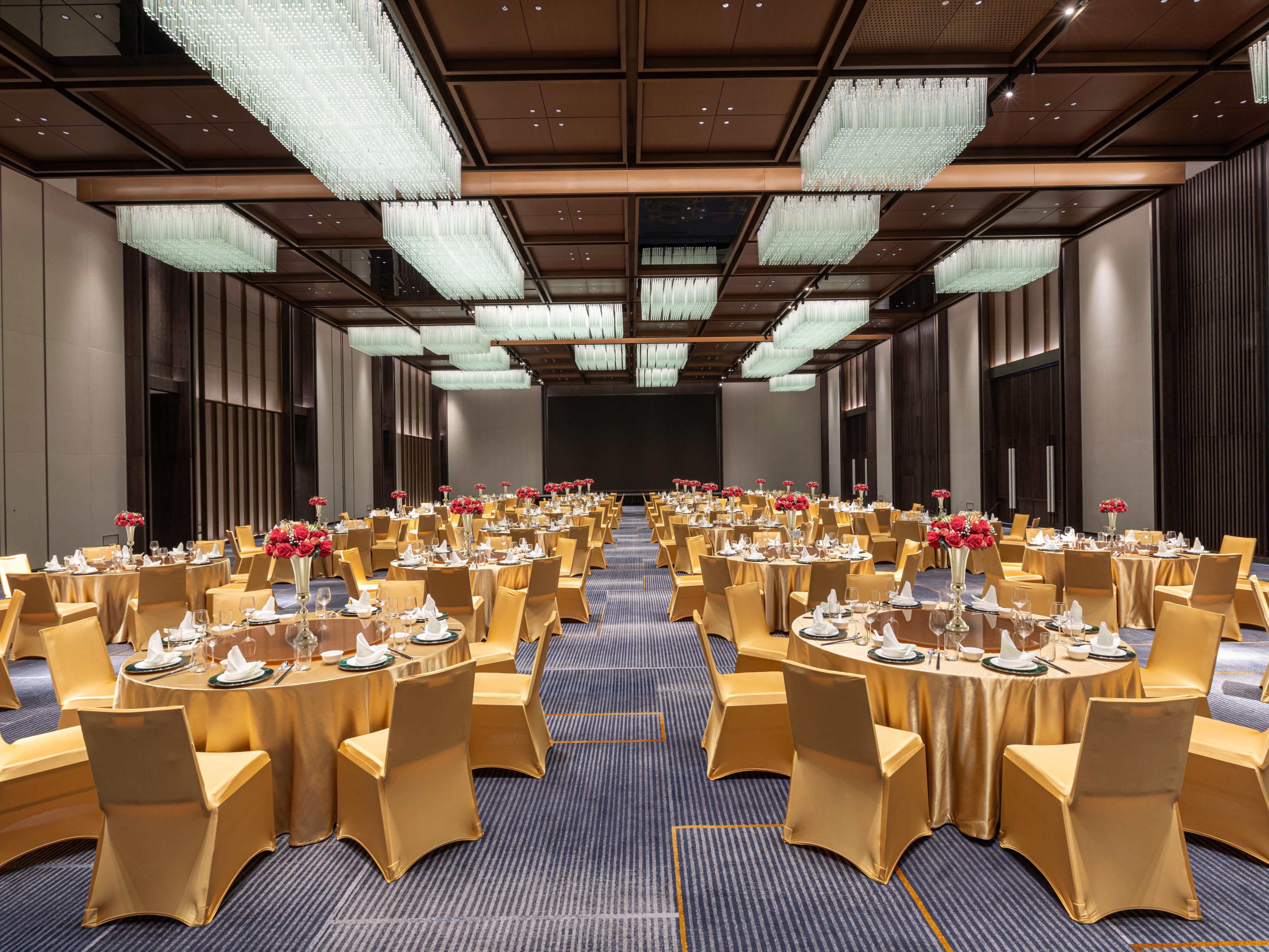 At Crowne Plaza, we take great pride in offering you an exquisite wedding butler service, dedicated to presenting pure perfection. The Crowne Wedding Butler provides bespoke services and exclusive customization, curating an unforgettable and timeless wedding experience.