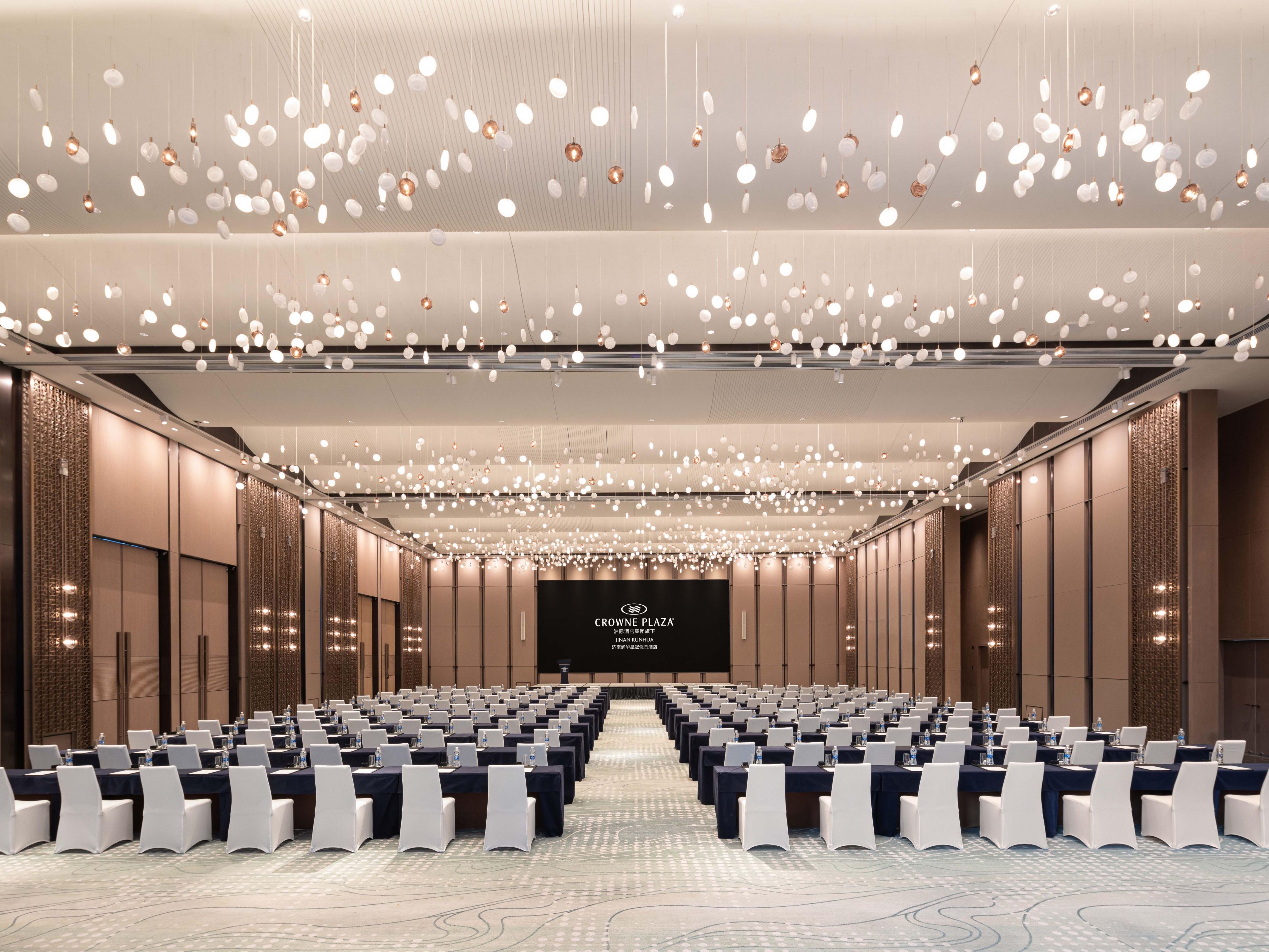 The hotel has 2,000 sq.m. multifunctional conference venue with a total of 6 meeting rooms including a 900 sq.m. Grand Ballroom that can easily accommodate 600 people in banquet set up. Meanwhile, the IHG One Rewards and well-designed meeting & event proposals managed by Crowne Meeting team, will further provide attentive services.