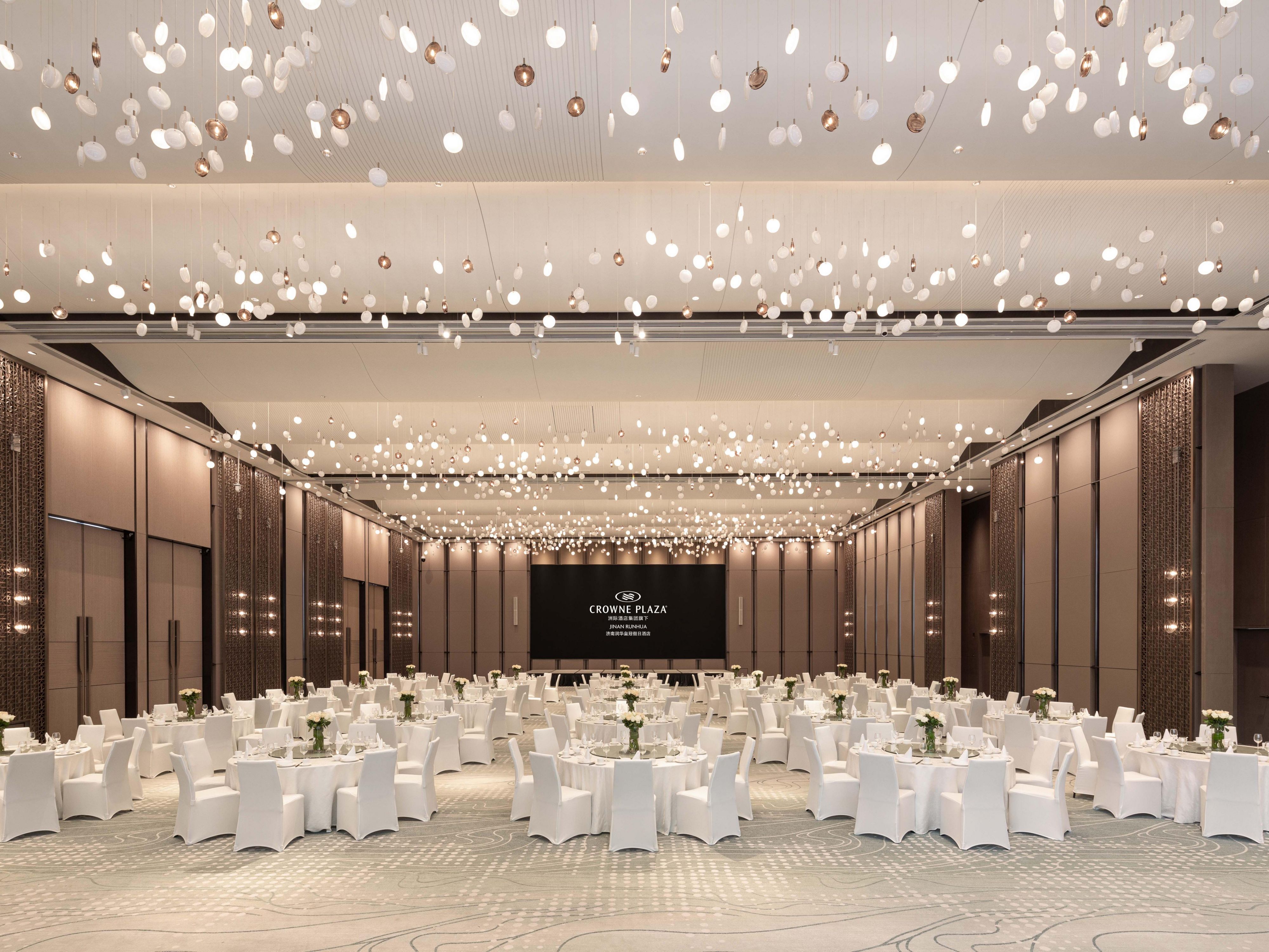 Crowne Plaza Runhua Jinan boasts an impressive 2,000 square meters of flexible event space across 5 meeting rooms, including a grand ballroom seating up to 600 guests in banquet-style. Our Crowne Meetings Director is here to assist in creating a meeting plan tailoring our facilities to suit all your events.