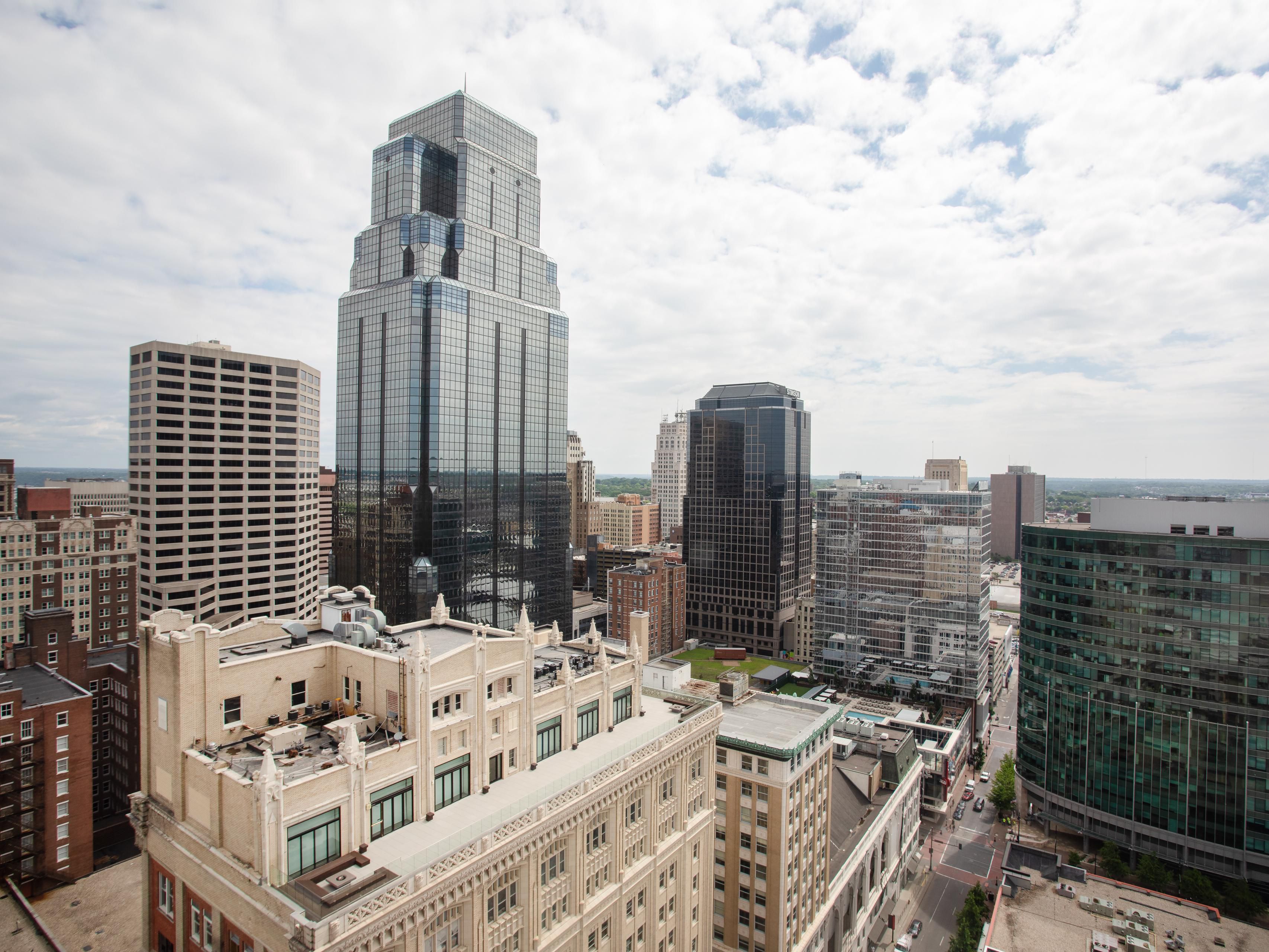 Conveniently located in the heart of Kansas City, guests can easily explore the entire city from our pet-friendly hotel. Visit the National WWI Museum and Memorial or go see a show at the T-Mobile Center. Business travelers will also be just a short walk from the Kansas City Convention Center and the Municipal Auditorium.
