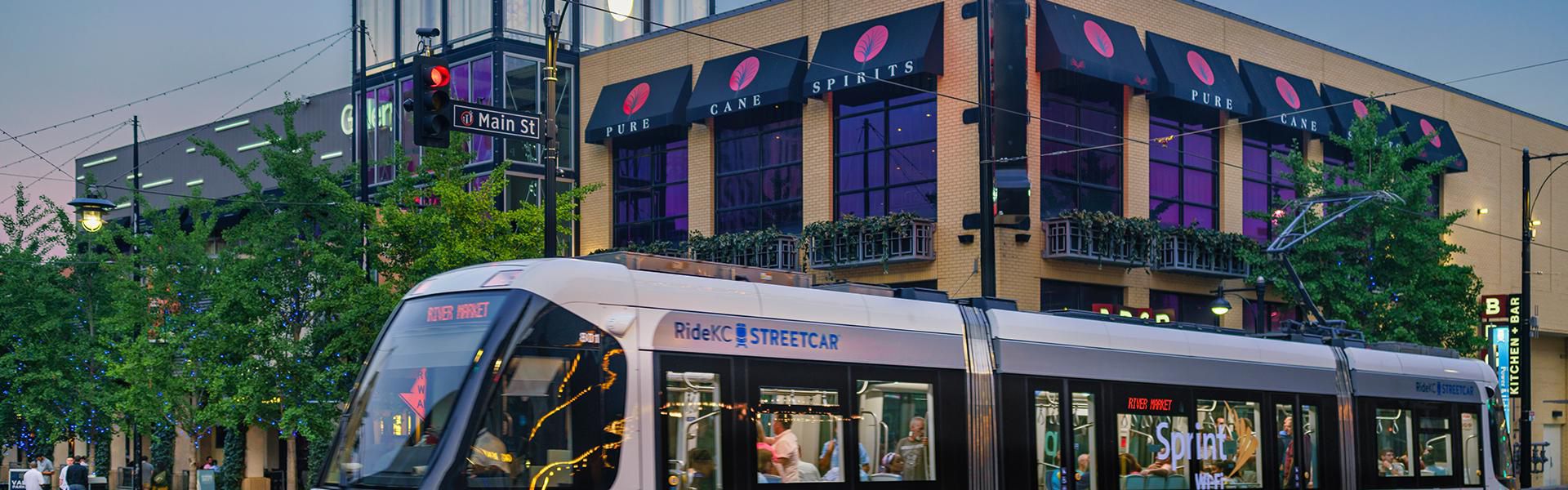 캔자스 시티 노면전차(Kansas City Streetcar)가 호텔에서 도보로 두 블록 거리에 있습니다.