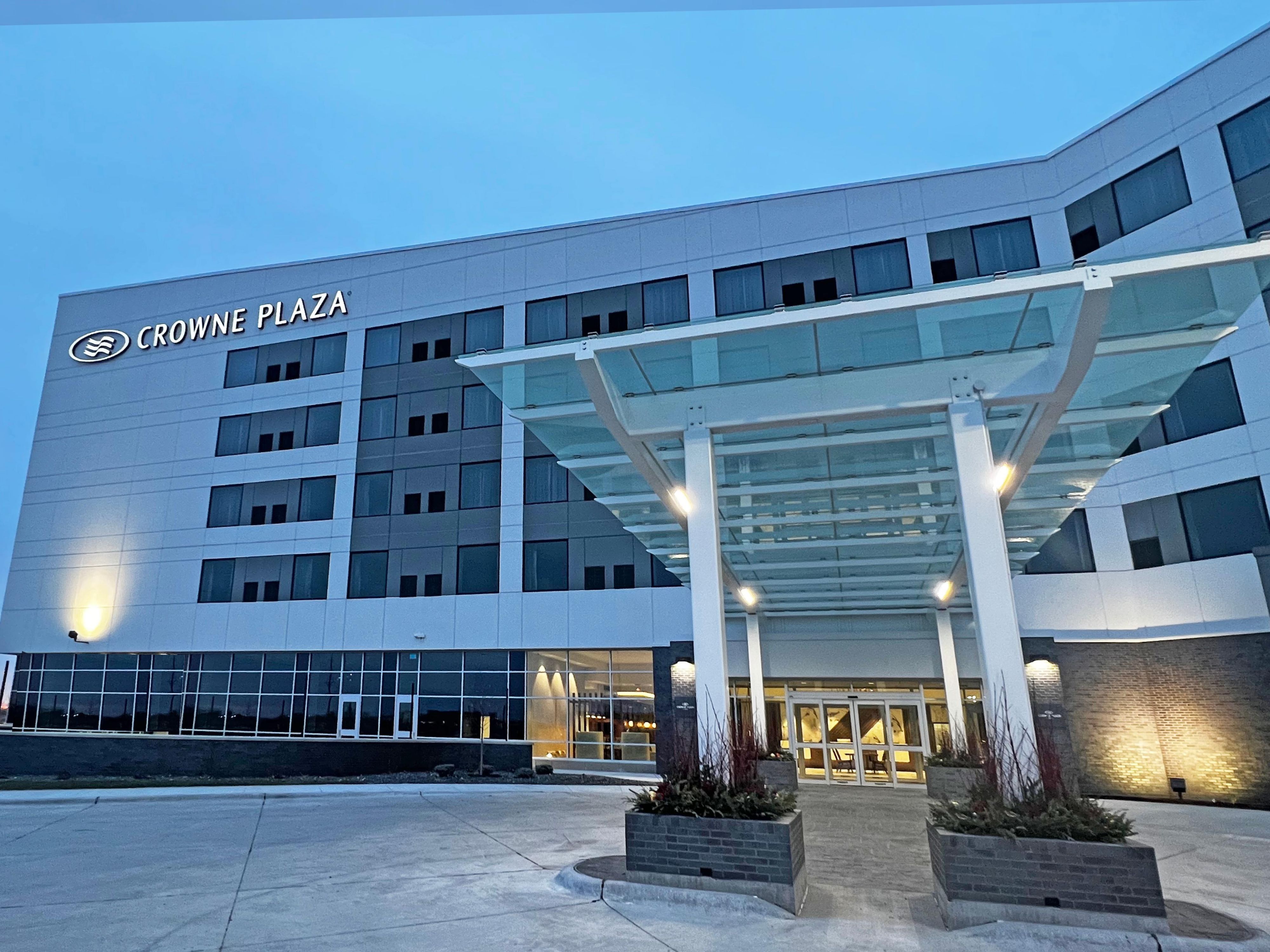 Our hotel provides guests with a free airport shuttle to and from Kearney Regional Airport. Additionally, Crowne Plaza® Kearney offers a complimentary local shuttle to take you anywhere within a three-mile radius of the hotel, allowing you to easily get to the Great Platte River Road Archway Monument and Classic Car Collection.