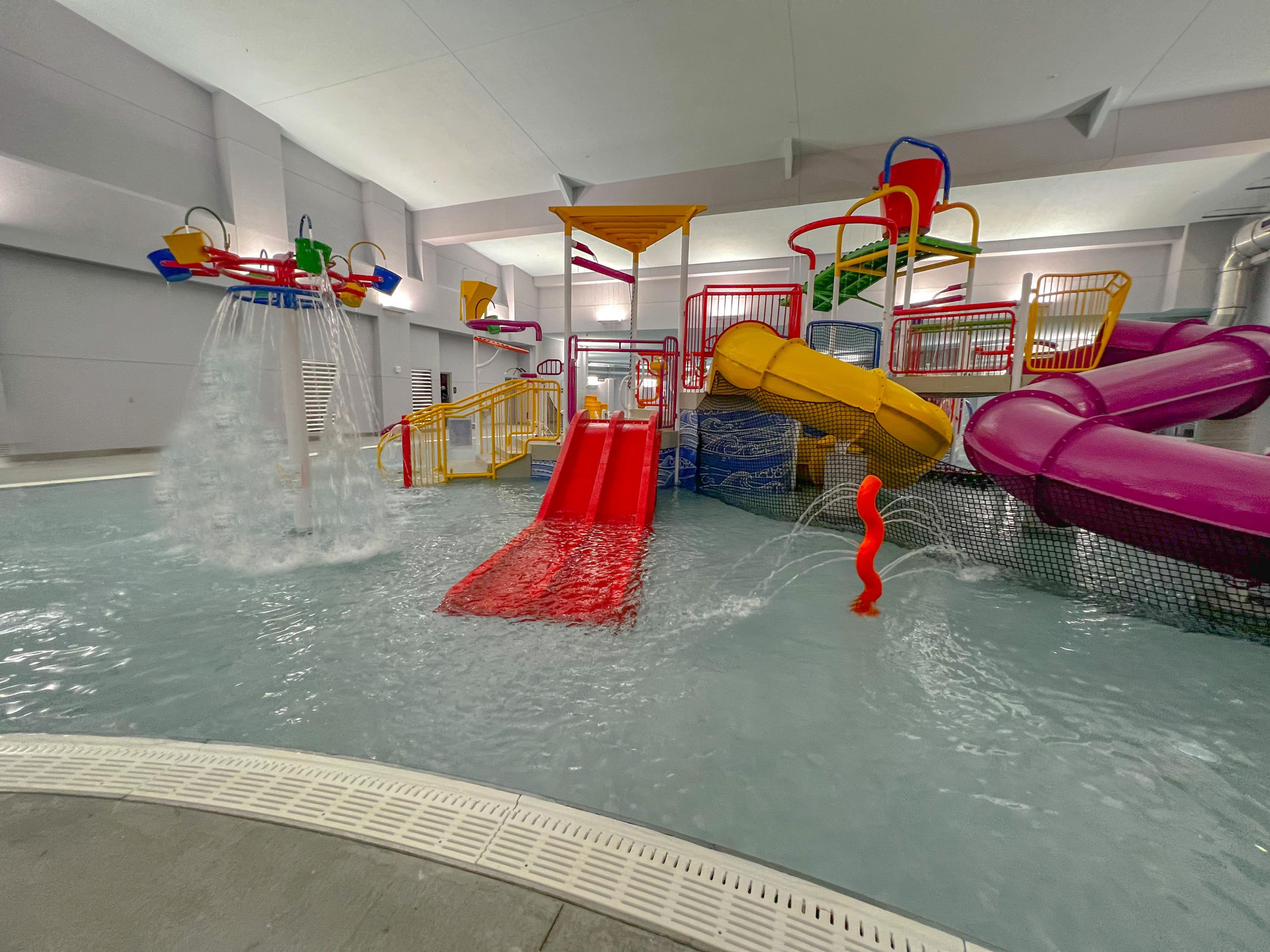 Get ready to splash about and have some fun. From an indoor pool with basketball hoops and waterslides. Our hotel features a waterpark for all ages. There are two large waterslides, as well as an area with small waterslides for younger children. Want to unwind after a business meeting? Head to our hot tub and enjoy a relaxing soak. 