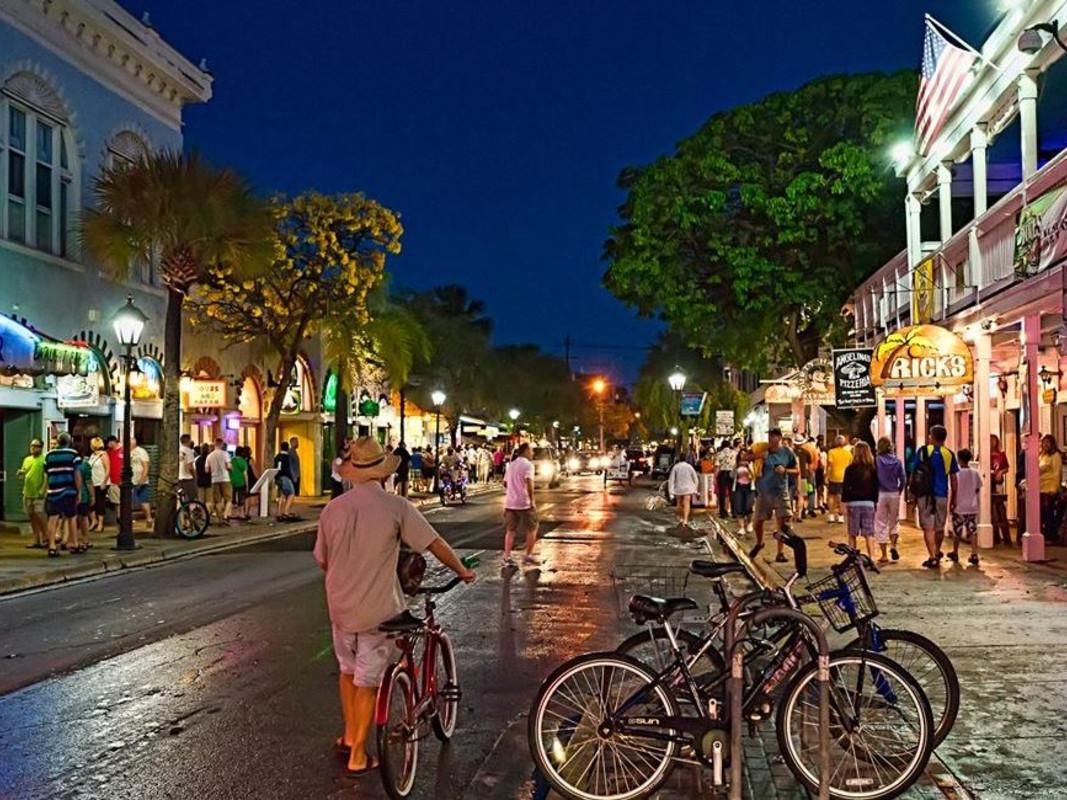 From beautiful beaches to nightlife to historic landmarks, our Key West hotel is close to anything you want to see or do in this colorful and historic island paradise. The hotel is within steps of Duval Street nightlife and the area's best bars and only a short walk away from golden sand beaches for days when you want to lounge and enjoy the sun.