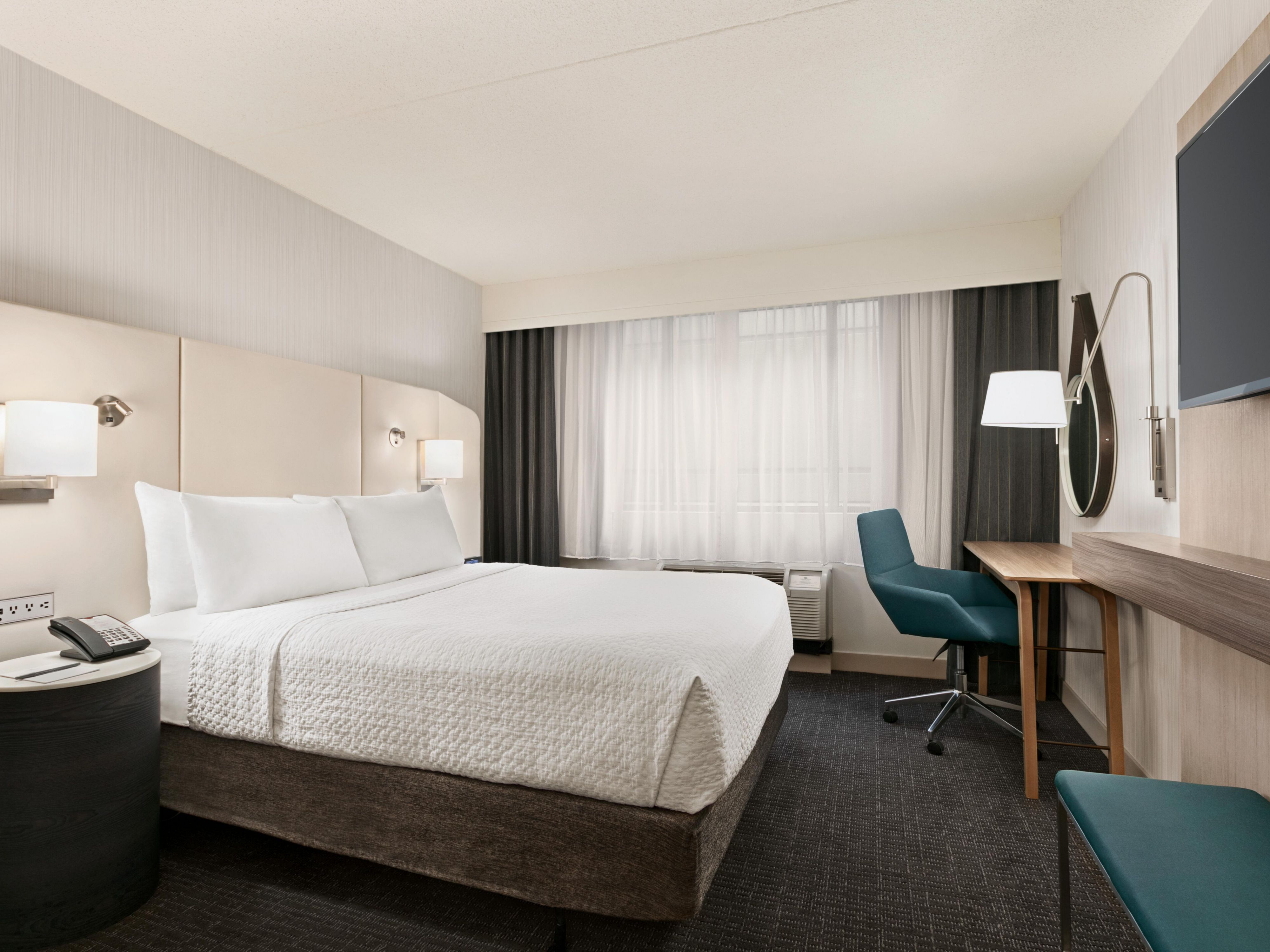 Our Sleep Advantage Program is designed to help our guests rest, relax, and recharge. In addition to Quiet Zones and wake-up calls, each well-appointed guestroom has a plush pillow-top mattress, 100% Egyptian cotton sheets, and an ultra-soft duvet. Guests also experience the sensory benefits of essential oils with an in-room aromatherapy kit. 