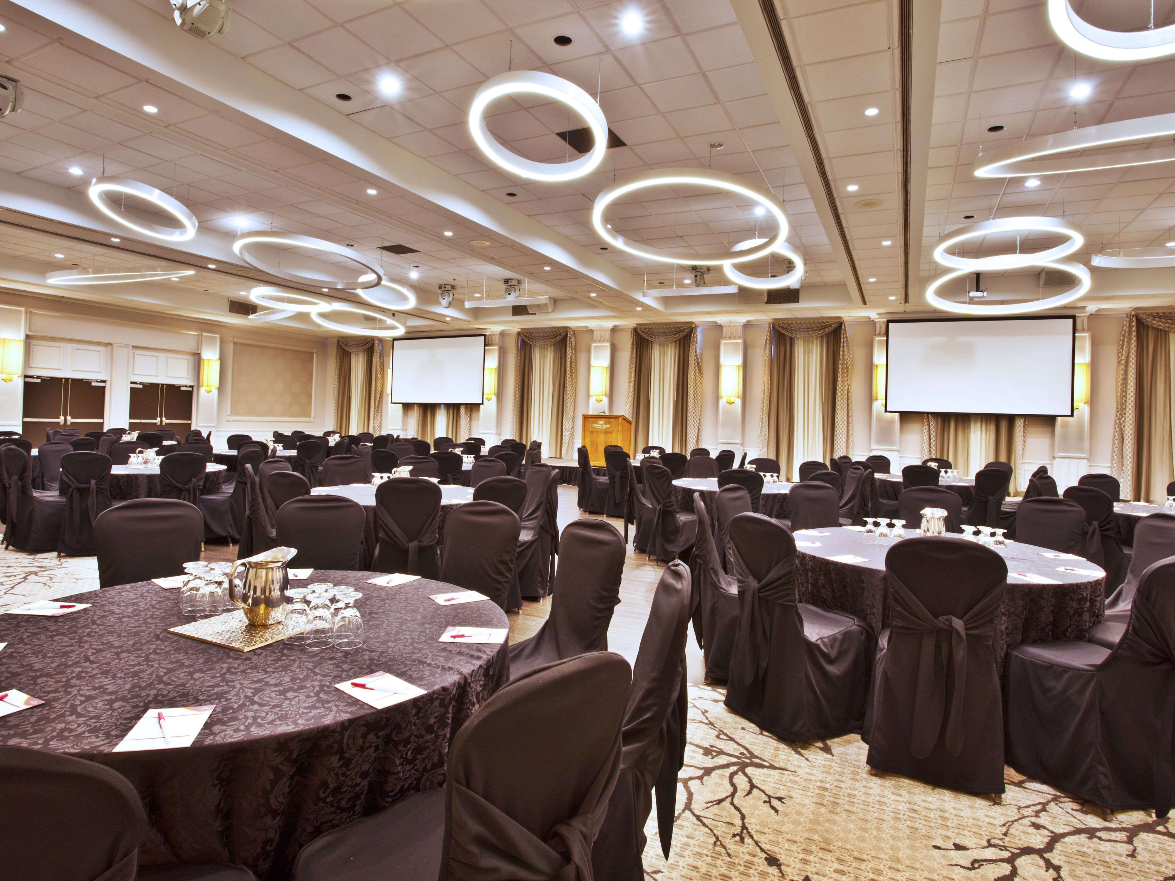 The largest full-service hotel, featuring 201 well-appointed guest rooms and an impressive 15,000 square feet of contemporary meeting spaces. The hotel's Grand Ballroom has the capacity to host up to 600 guests, depending on the desired configuration, while also offering eleven breakout rooms for smaller gatherings.