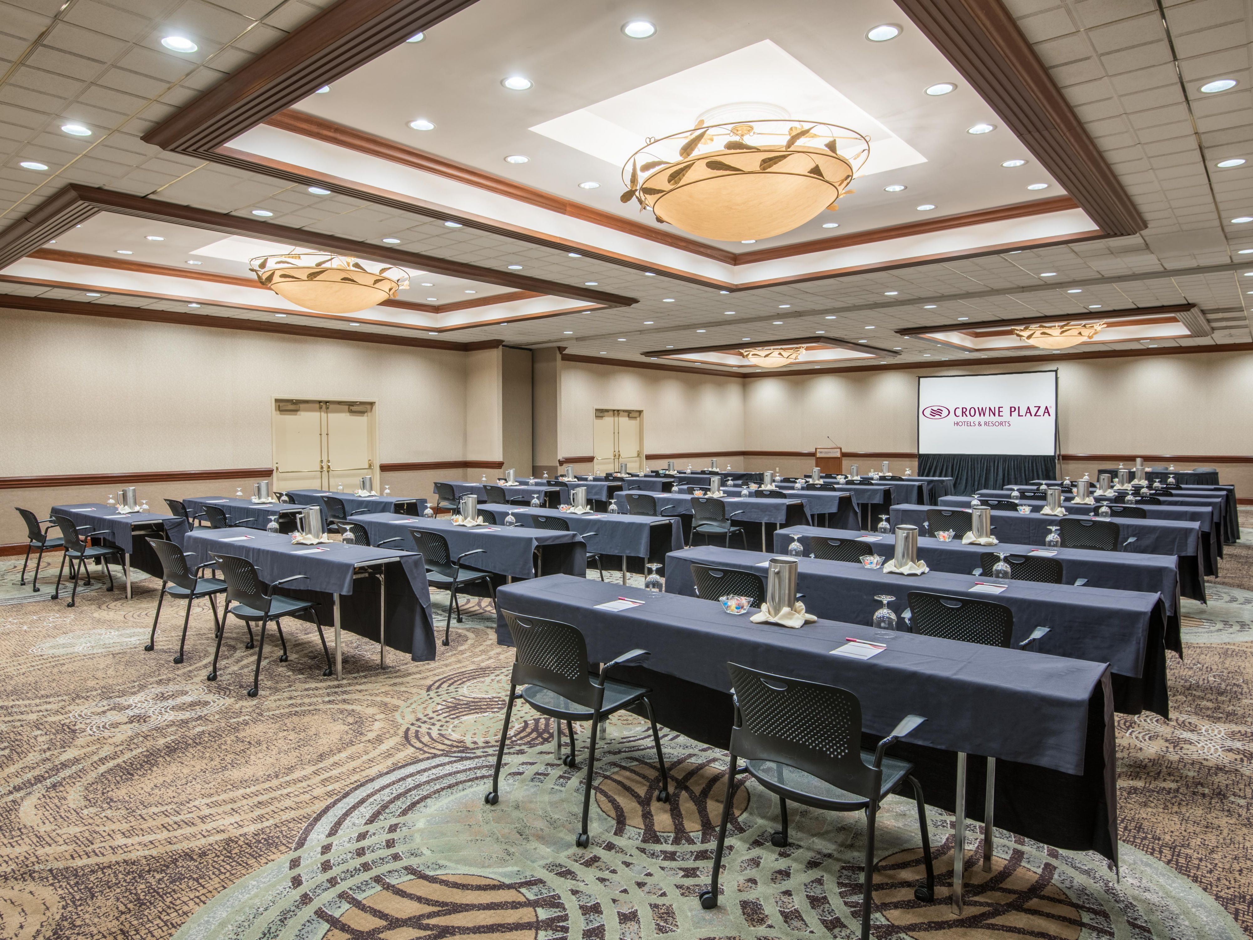 From business presentations to conferences to galas, you can host your next  event in Knoxville at our hotel. With over 15,000 square feet and nine flexible meeting rooms, featuring state-of-the-art audio and visual technology. Our hotel's Meetings Director will help you plan the perfect event for your guests.
